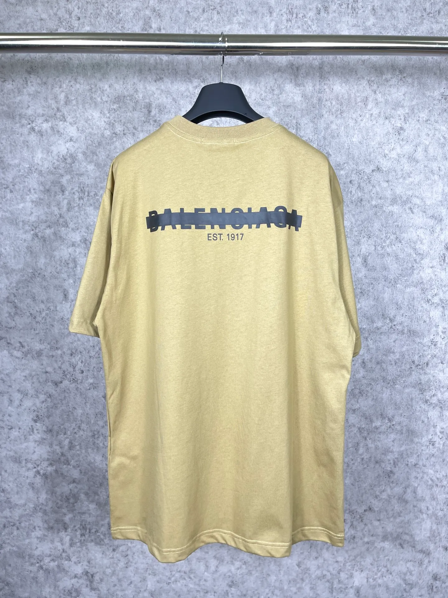 🅿️166 Real photos [Top version. Official website quality] BALENCI*GA/Paris. Seal letter LOGO printed short-sleeved T-shirt. Brick cabinet synchronization. The fabric is made of Paris ZP custom-woven and dyed cotton double yarn compact cotton. The weight is 260 grams, the cloth surface is clean. The cloth pattern is clear, soft and comfortable. The threads are dyed with no color difference. The classic pattern is printed with environmentally friendly imported materials and precision printing screens, with clear letters and three-dimensional effect. Different market currency, welcome to compare, the version adopts OS loose shoulder version. Same style for men and women Coding: BL223032 Color: black, white, floral gray, khaki, blue Size: XS to L