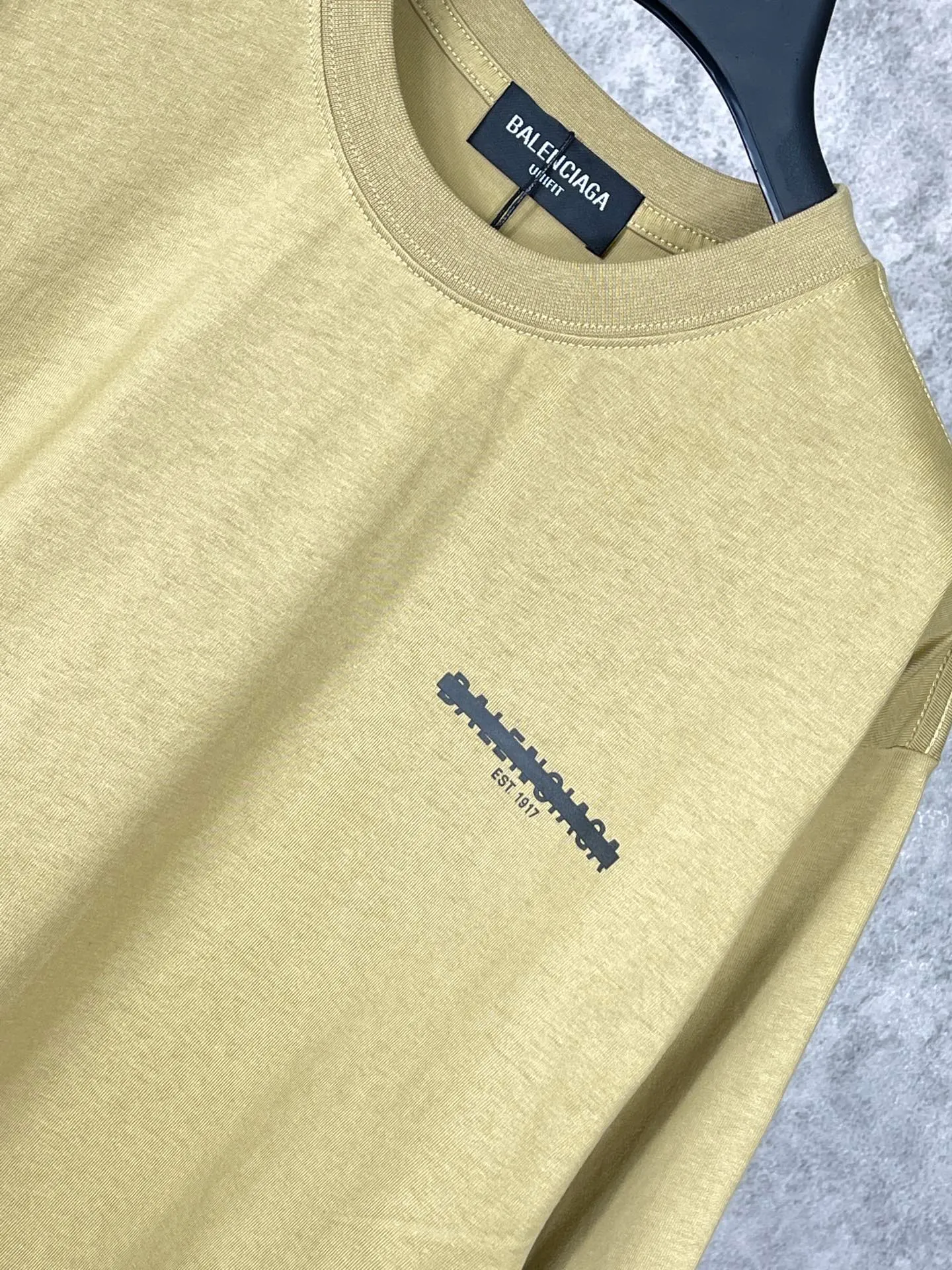 🅿️166 Real photos [Top version. Official website quality] BALENCI*GA/Paris. Seal letter LOGO printed short-sleeved T-shirt. Brick cabinet synchronization. The fabric is made of Paris ZP custom-woven and dyed cotton double yarn compact cotton. The weight is 260 grams, the cloth surface is clean. The cloth pattern is clear, soft and comfortable. The threads are dyed with no color difference. The classic pattern is printed with environmentally friendly imported materials and precision printing screens, with clear letters and three-dimensional effect. Different market currency, welcome to compare, the version adopts OS loose shoulder version. Same style for men and women Coding: BL223032 Color: black, white, floral gray, khaki, blue Size: XS to L