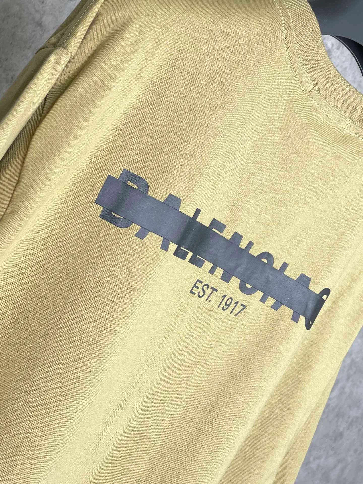 🅿️166 Real photos [Top version. Official website quality] BALENCI*GA/Paris. Seal letter LOGO printed short-sleeved T-shirt. Brick cabinet synchronization. The fabric is made of Paris ZP custom-woven and dyed cotton double yarn compact cotton. The weight is 260 grams, the cloth surface is clean. The cloth pattern is clear, soft and comfortable. The threads are dyed with no color difference. The classic pattern is printed with environmentally friendly imported materials and precision printing screens, with clear letters and three-dimensional effect. Different market currency, welcome to compare, the version adopts OS loose shoulder version. Same style for men and women Coding: BL223032 Color: black, white, floral gray, khaki, blue Size: XS to L