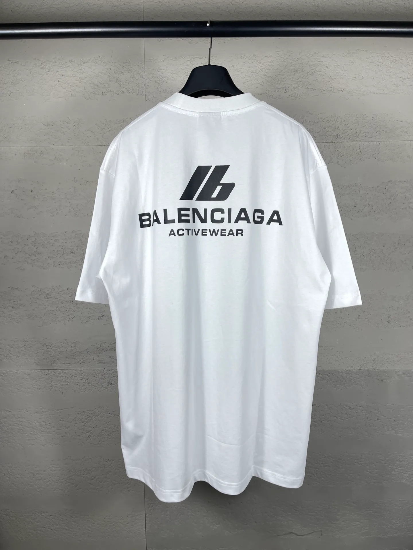 🅿️170 real photos [Top version. Official website quality] BALENCI*GA/Paris. 2024 new style. New LOGO front and back printed short-sleeved T-shirt, brick cabinet synchronization. Genuine product developed in the first time, happy to print and compare! The fabric is made of Paris ZP custom-woven and dyed cotton double yarn. Weighing 260 grams, the cloth surface is clean. The cloth pattern is clear, soft and comfortable. The threads are dyed with no color difference. The classic LOGO is printed using environmentally friendly imported materials, with clear letters and a three-dimensional effect. Restore the brick cabinet. Different market currency, welcome to compare, the version adopts OS loose shoulder version. Same style for men and women Coding: BL223312 Color: black, white Size: XS to L