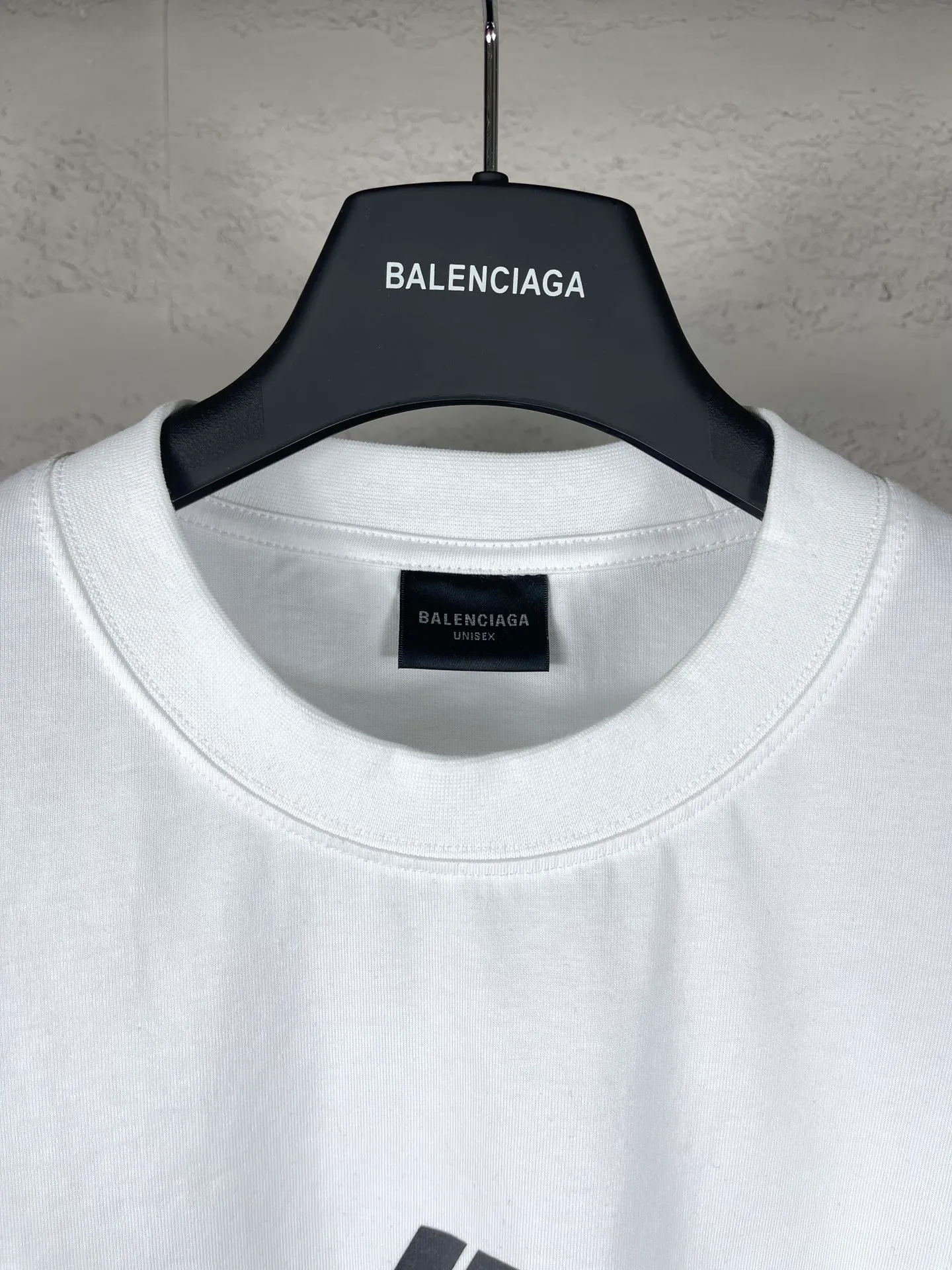 🅿️170 real photos [Top version. Official website quality] BALENCI*GA/Paris. 2024 new style. New LOGO front and back printed short-sleeved T-shirt, brick cabinet synchronization. Genuine product developed in the first time, happy to print and compare! The fabric is made of Paris ZP custom-woven and dyed cotton double yarn. Weighing 260 grams, the cloth surface is clean. The cloth pattern is clear, soft and comfortable. The threads are dyed with no color difference. The classic LOGO is printed using environmentally friendly imported materials, with clear letters and a three-dimensional effect. Restore the brick cabinet. Different market currency, welcome to compare, the version adopts OS loose shoulder version. Same style for men and women Coding: BL223312 Color: black, white Size: XS to L