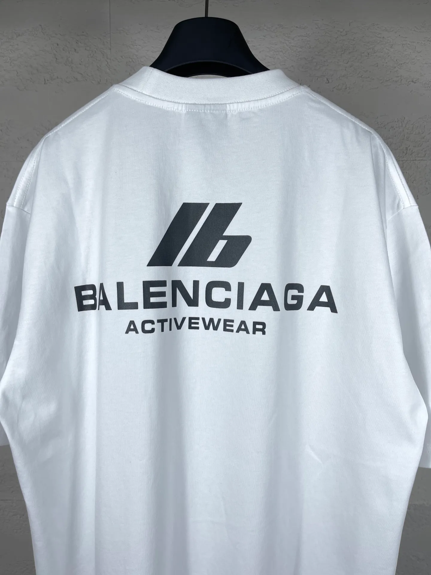 🅿️170 real photos [Top version. Official website quality] BALENCI*GA/Paris. 2024 new style. New LOGO front and back printed short-sleeved T-shirt, brick cabinet synchronization. Genuine product developed in the first time, happy to print and compare! The fabric is made of Paris ZP custom-woven and dyed cotton double yarn. Weighing 260 grams, the cloth surface is clean. The cloth pattern is clear, soft and comfortable. The threads are dyed with no color difference. The classic LOGO is printed using environmentally friendly imported materials, with clear letters and a three-dimensional effect. Restore the brick cabinet. Different market currency, welcome to compare, the version adopts OS loose shoulder version. Same style for men and women Coding: BL223312 Color: black, white Size: XS to L