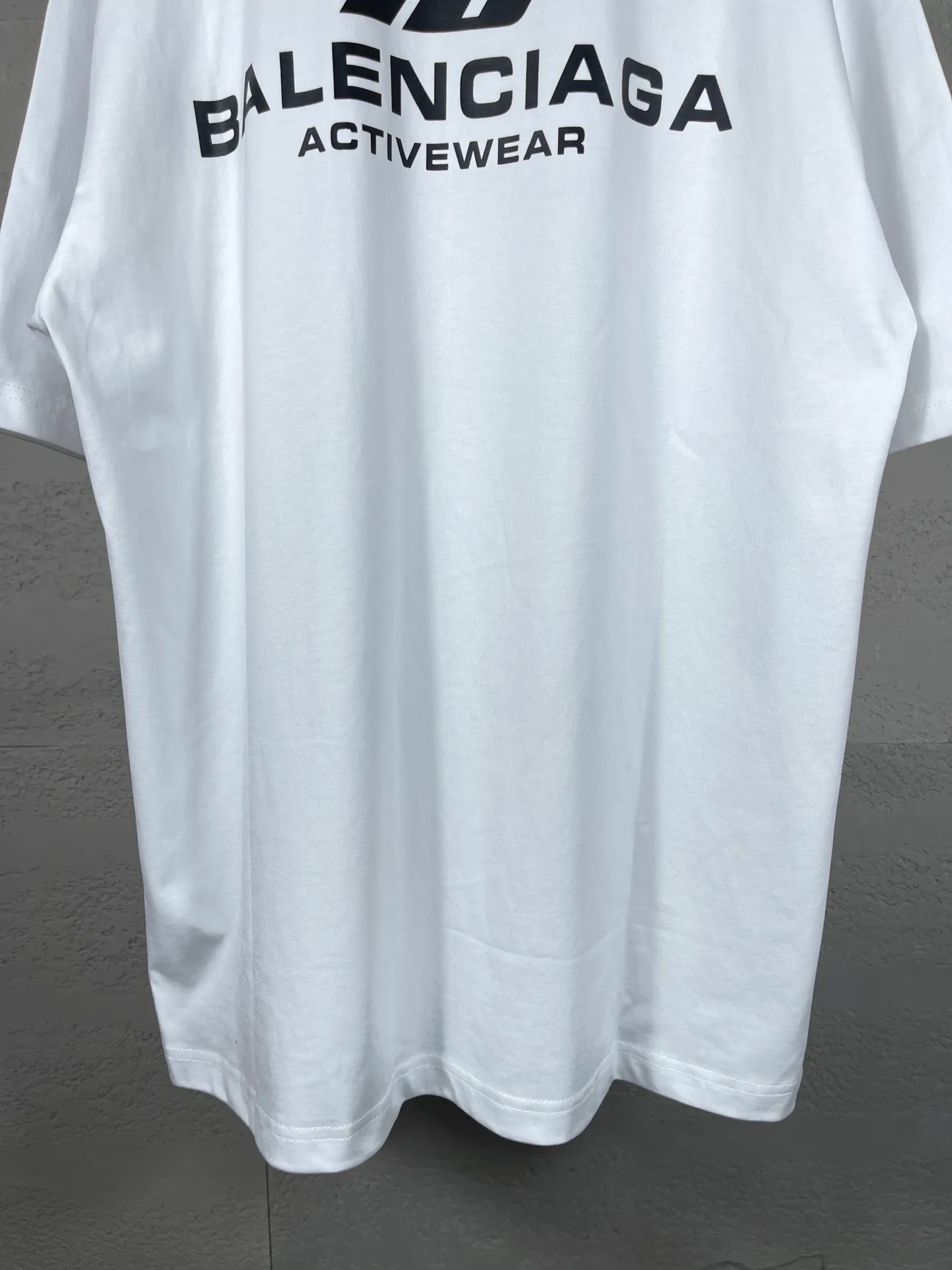 🅿️170 real photos [Top version. Official website quality] BALENCI*GA/Paris. 2024 new style. New LOGO front and back printed short-sleeved T-shirt, brick cabinet synchronization. Genuine product developed in the first time, happy to print and compare! The fabric is made of Paris ZP custom-woven and dyed cotton double yarn. Weighing 260 grams, the cloth surface is clean. The cloth pattern is clear, soft and comfortable. The threads are dyed with no color difference. The classic LOGO is printed using environmentally friendly imported materials, with clear letters and a three-dimensional effect. Restore the brick cabinet. Different market currency, welcome to compare, the version adopts OS loose shoulder version. Same style for men and women Coding: BL223312 Color: black, white Size: XS to L