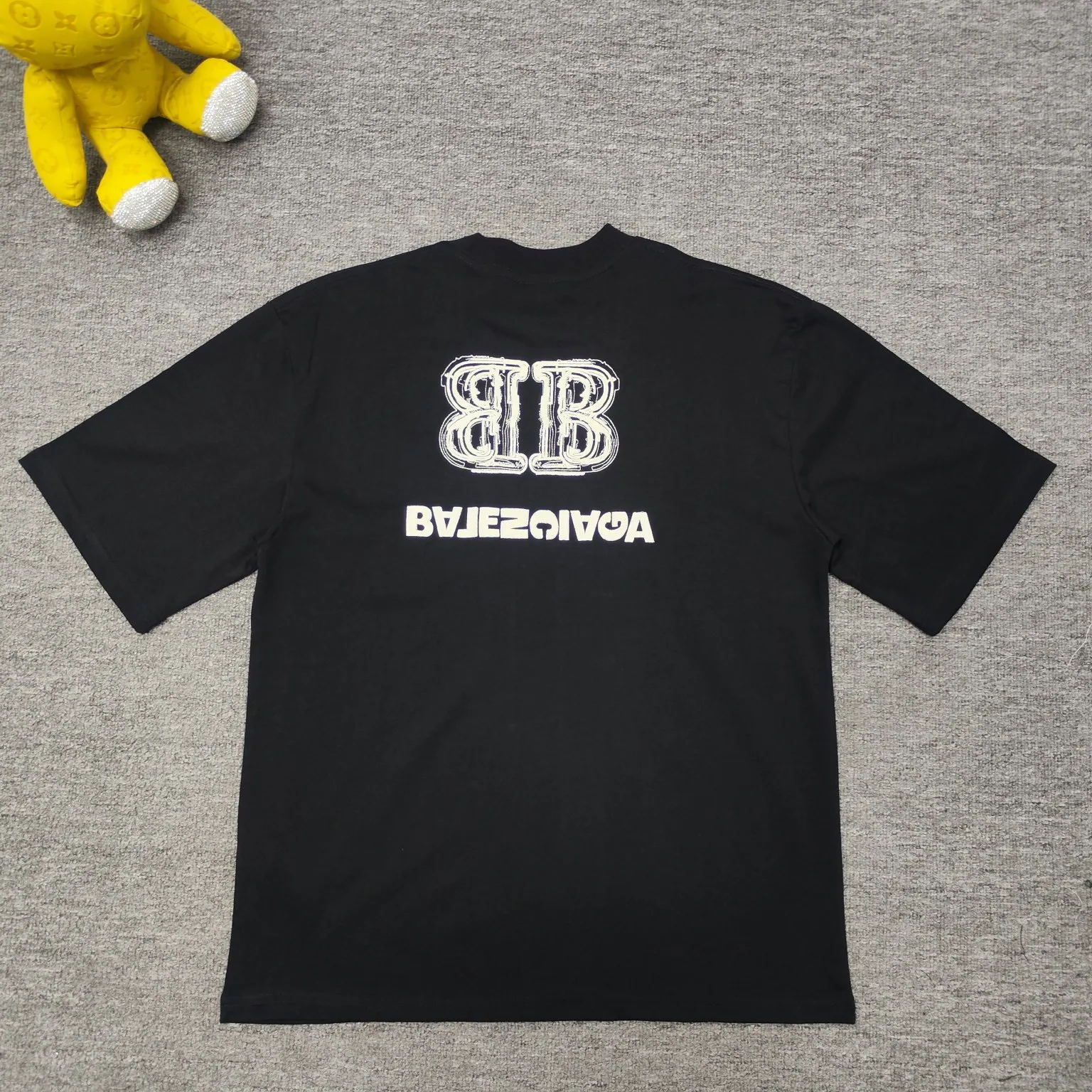 The top version of BALENCIAGA Paris' new BB reverse letter embroidery short-sleeved T-shirt. The front and rear panels are made of imported Tajima machine heavy embroidery 10w+ needles. Fine embroidery without rough edges and miscellaneous threads. Very tight and obvious concave and convex texture. Custom-woven and dyed 300g combed cotton fabric. Zero color difference in threads. Perfect details. Distinguish from the currency version on the market. Welcome to compare. Same style for men and women. Must-sell in the picture above -Color: white black -SIZE: Xs S M L P:260