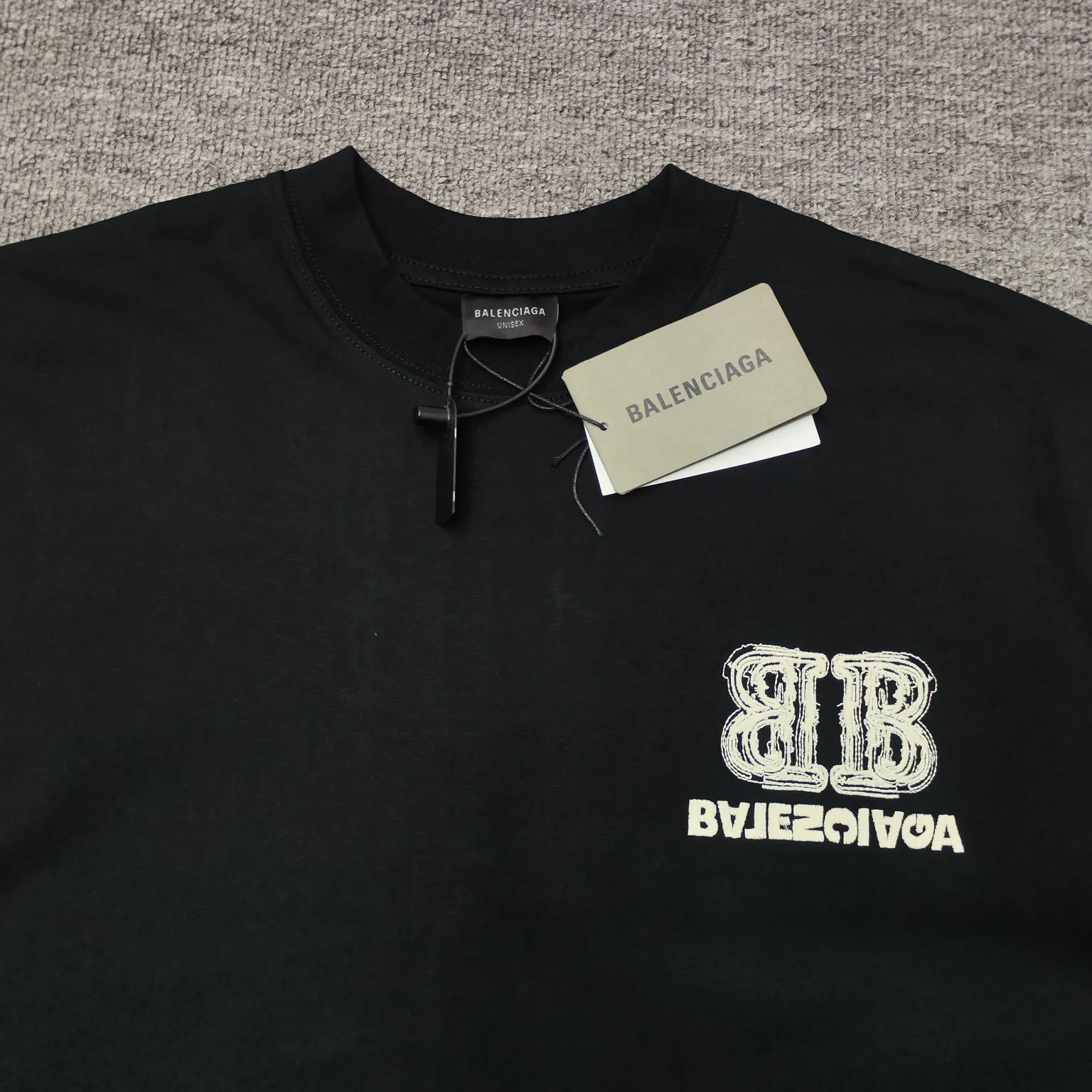 The top version of BALENCIAGA Paris' new BB reverse letter embroidery short-sleeved T-shirt. The front and rear panels are made of imported Tajima machine heavy embroidery 10w+ needles. Fine embroidery without rough edges and miscellaneous threads. Very tight and obvious concave and convex texture. Custom-woven and dyed 300g combed cotton fabric. Zero color difference in threads. Perfect details. Distinguish from the currency version on the market. Welcome to compare. Same style for men and women. Must-sell in the picture above -Color: white black -SIZE: Xs S M L P:260