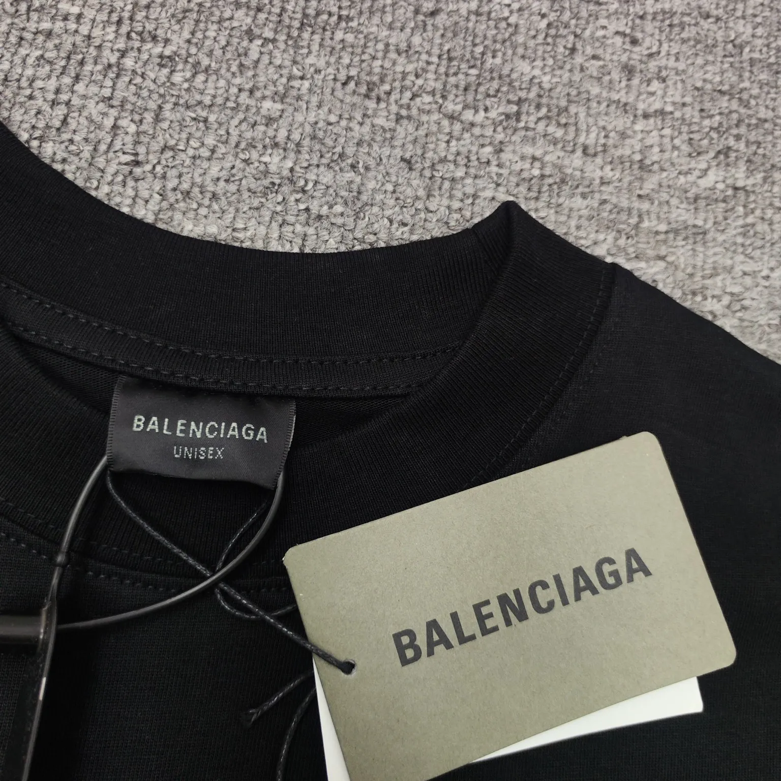 The top version of BALENCIAGA Paris' new BB reverse letter embroidery short-sleeved T-shirt. The front and rear panels are made of imported Tajima machine heavy embroidery 10w+ needles. Fine embroidery without rough edges and miscellaneous threads. Very tight and obvious concave and convex texture. Custom-woven and dyed 300g combed cotton fabric. Zero color difference in threads. Perfect details. Distinguish from the currency version on the market. Welcome to compare. Same style for men and women. Must-sell in the picture above -Color: white black -SIZE: Xs S M L P:260