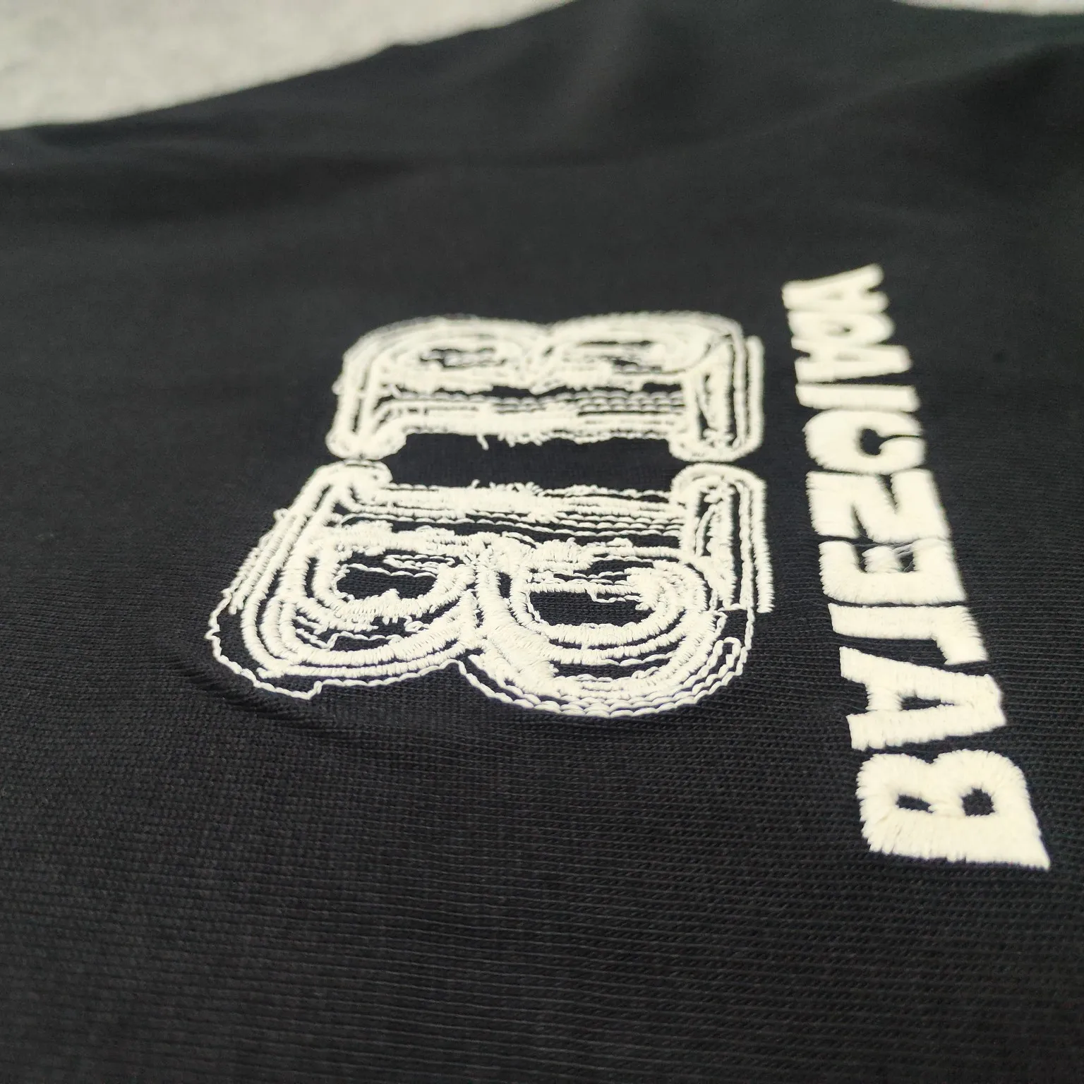 The top version of BALENCIAGA Paris' new BB reverse letter embroidery short-sleeved T-shirt. The front and rear panels are made of imported Tajima machine heavy embroidery 10w+ needles. Fine embroidery without rough edges and miscellaneous threads. Very tight and obvious concave and convex texture. Custom-woven and dyed 300g combed cotton fabric. Zero color difference in threads. Perfect details. Distinguish from the currency version on the market. Welcome to compare. Same style for men and women. Must-sell in the picture above -Color: white black -SIZE: Xs S M L P:260