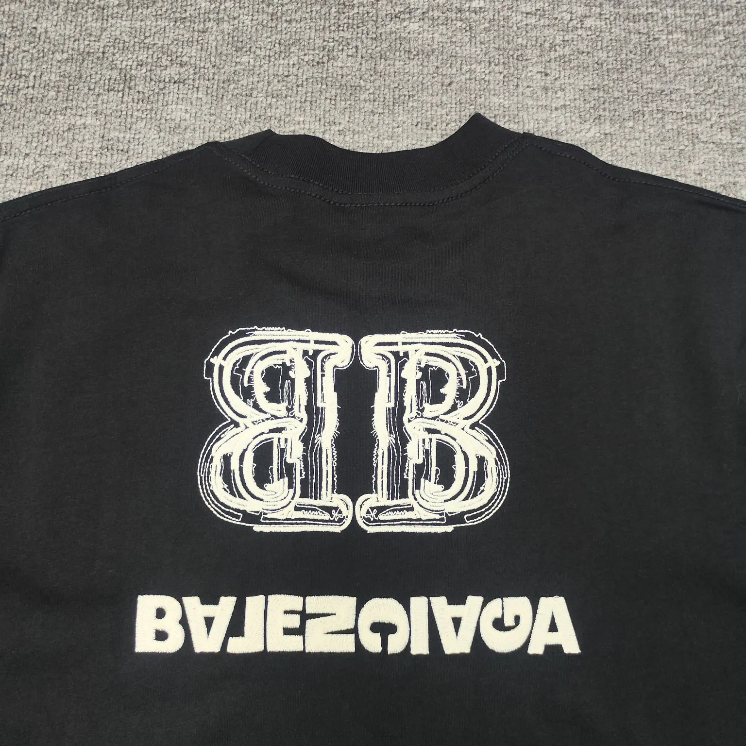 The top version of BALENCIAGA Paris' new BB reverse letter embroidery short-sleeved T-shirt. The front and rear panels are made of imported Tajima machine heavy embroidery 10w+ needles. Fine embroidery without rough edges and miscellaneous threads. Very tight and obvious concave and convex texture. Custom-woven and dyed 300g combed cotton fabric. Zero color difference in threads. Perfect details. Distinguish from the currency version on the market. Welcome to compare. Same style for men and women. Must-sell in the picture above -Color: white black -SIZE: Xs S M L P:260