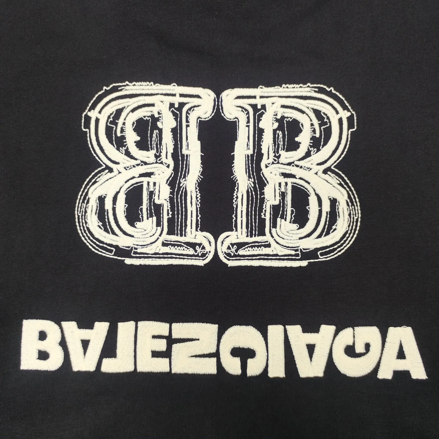 The top version of BALENCIAGA Paris' new BB reverse letter embroidery short-sleeved T-shirt. The front and rear panels are made of imported Tajima machine heavy embroidery 10w+ needles. Fine embroidery without rough edges and miscellaneous threads. Very tight and obvious concave and convex texture. Custom-woven and dyed 300g combed cotton fabric. Zero color difference in threads. Perfect details. Distinguish from the currency version on the market. Welcome to compare. Same style for men and women. Must-sell in the picture above -Color: white black -SIZE: Xs S M L P:260