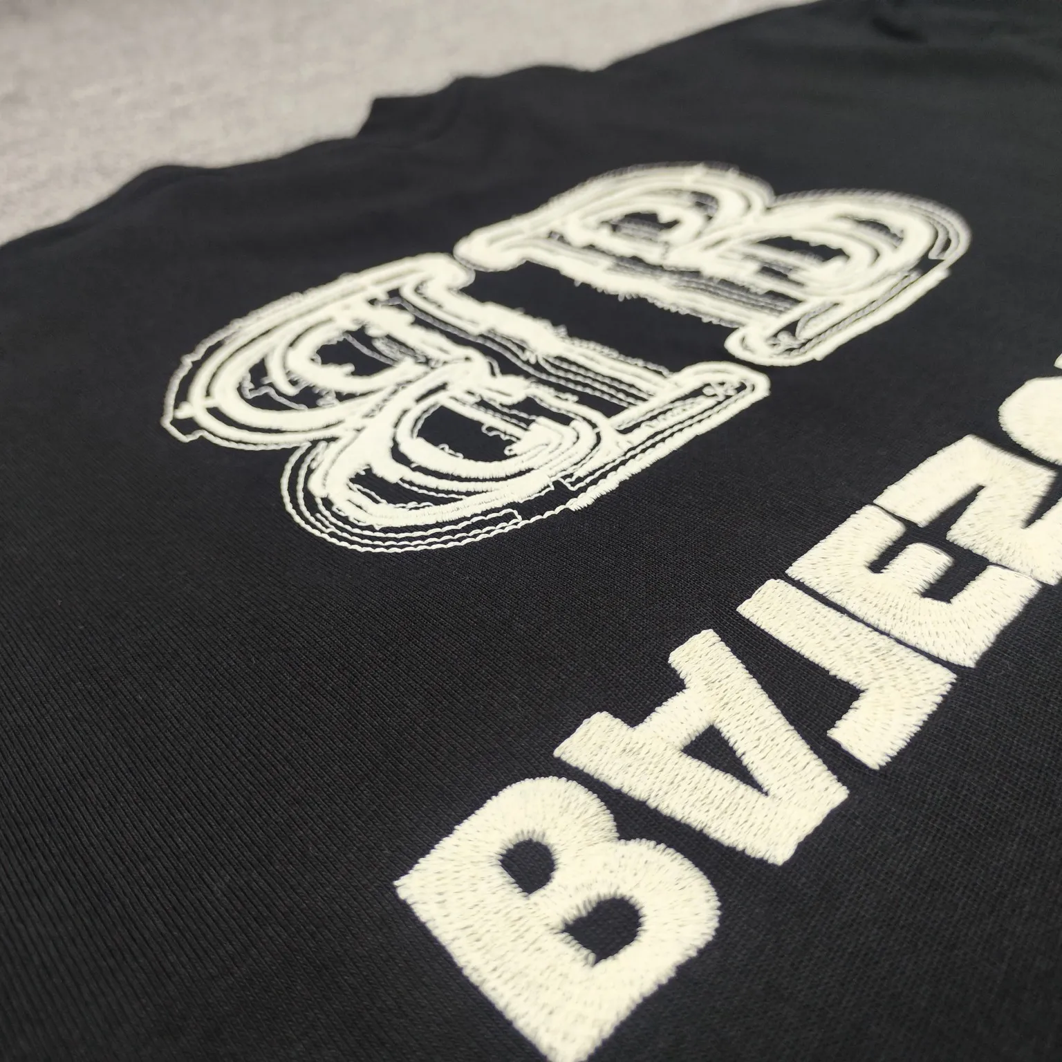 The top version of BALENCIAGA Paris' new BB reverse letter embroidery short-sleeved T-shirt. The front and rear panels are made of imported Tajima machine heavy embroidery 10w+ needles. Fine embroidery without rough edges and miscellaneous threads. Very tight and obvious concave and convex texture. Custom-woven and dyed 300g combed cotton fabric. Zero color difference in threads. Perfect details. Distinguish from the currency version on the market. Welcome to compare. Same style for men and women. Must-sell in the picture above -Color: white black -SIZE: Xs S M L P:260
