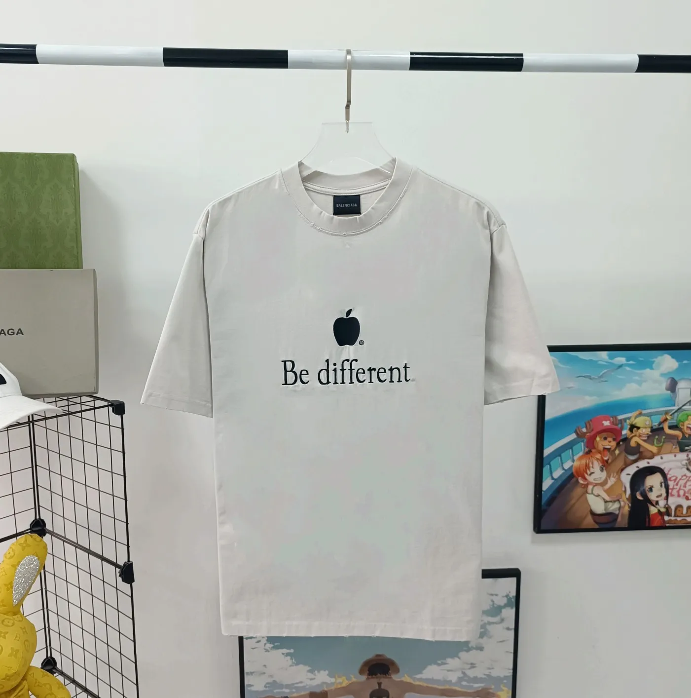 [New] Top version of Balenciaga BALENCIAGA's new BeDifferent series Apple logo embroidered letters, milk white male and female couple star's same style pure cotton bottoming short-sleeved T-shirt - using imported Tajima 10w needle machine embroidery, high-density embroidered letter hemming process, full details without tails, clear letters without connections‼ ️ - It took no less than dozens of light embroidery needle adjustments to achieve this satisfactory effect. Imported embroidery thread distinguishes the difference between low-end market and original version! -BLCG's latest Bedifferent series. You are unique and different from others. Always be yourself! New models are released every year. The milky white color is the new color this year. I didn’t hesitate to buy it as soon as I saw it. My upper body looks whiter. I love this color so much!  A full set of 1:1 customized accessories + Sydney paper with logo + new version of handbag at the counter + three labels for large products + Yuan version hangtag‼ ️ (PS: Each piece comes with a counter handbag. Due to the high cost, handbags are no longer provided for after-sales code changes. Please understand) The webbing on the back neck extends to the shoulder for reinforcement. The stitching is downturned at the joint. Imported elliptical machine with imported glue technology. Overall printing without tooth edges. 32s280g double yarn combed. Color: Milky white. Washed black. Size: XS-L P:250