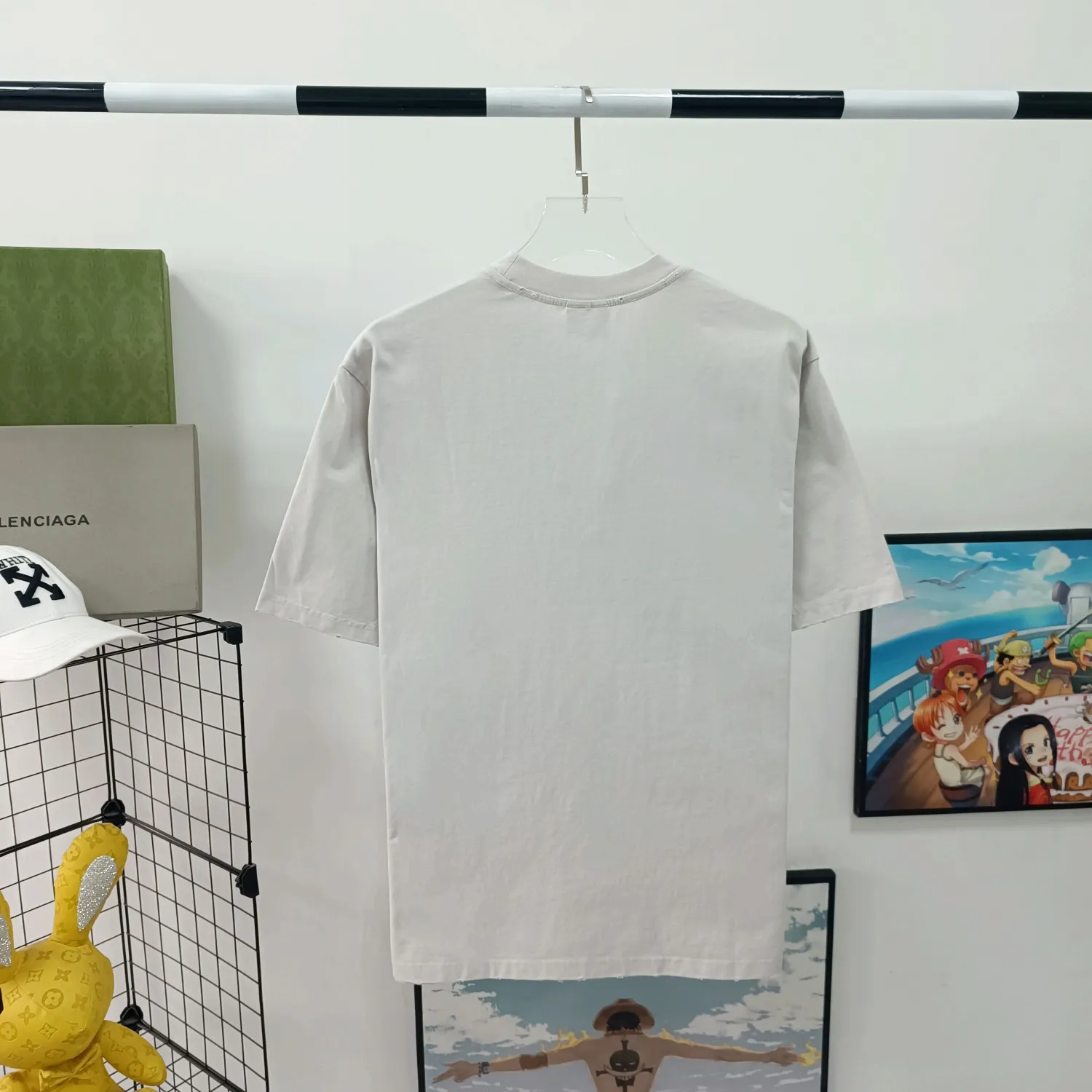 [New] Top version of Balenciaga BALENCIAGA's new BeDifferent series Apple logo embroidered letters, milk white male and female couple star's same style pure cotton bottoming short-sleeved T-shirt - using imported Tajima 10w needle machine embroidery, high-density embroidered letter hemming process, full details without tails, clear letters without connections‼ ️ - It took no less than dozens of light embroidery needle adjustments to achieve this satisfactory effect. Imported embroidery thread distinguishes the difference between low-end market and original version! -BLCG's latest Bedifferent series. You are unique and different from others. Always be yourself! New models are released every year. The milky white color is the new color this year. I didn’t hesitate to buy it as soon as I saw it. My upper body looks whiter. I love this color so much!  A full set of 1:1 customized accessories + Sydney paper with logo + new version of handbag at the counter + three labels for large products + Yuan version hangtag‼ ️ (PS: Each piece comes with a counter handbag. Due to the high cost, handbags are no longer provided for after-sales code changes. Please understand) The webbing on the back neck extends to the shoulder for reinforcement. The stitching is downturned at the joint. Imported elliptical machine with imported glue technology. Overall printing without tooth edges. 32s280g double yarn combed. Color: Milky white. Washed black. Size: XS-L P:250