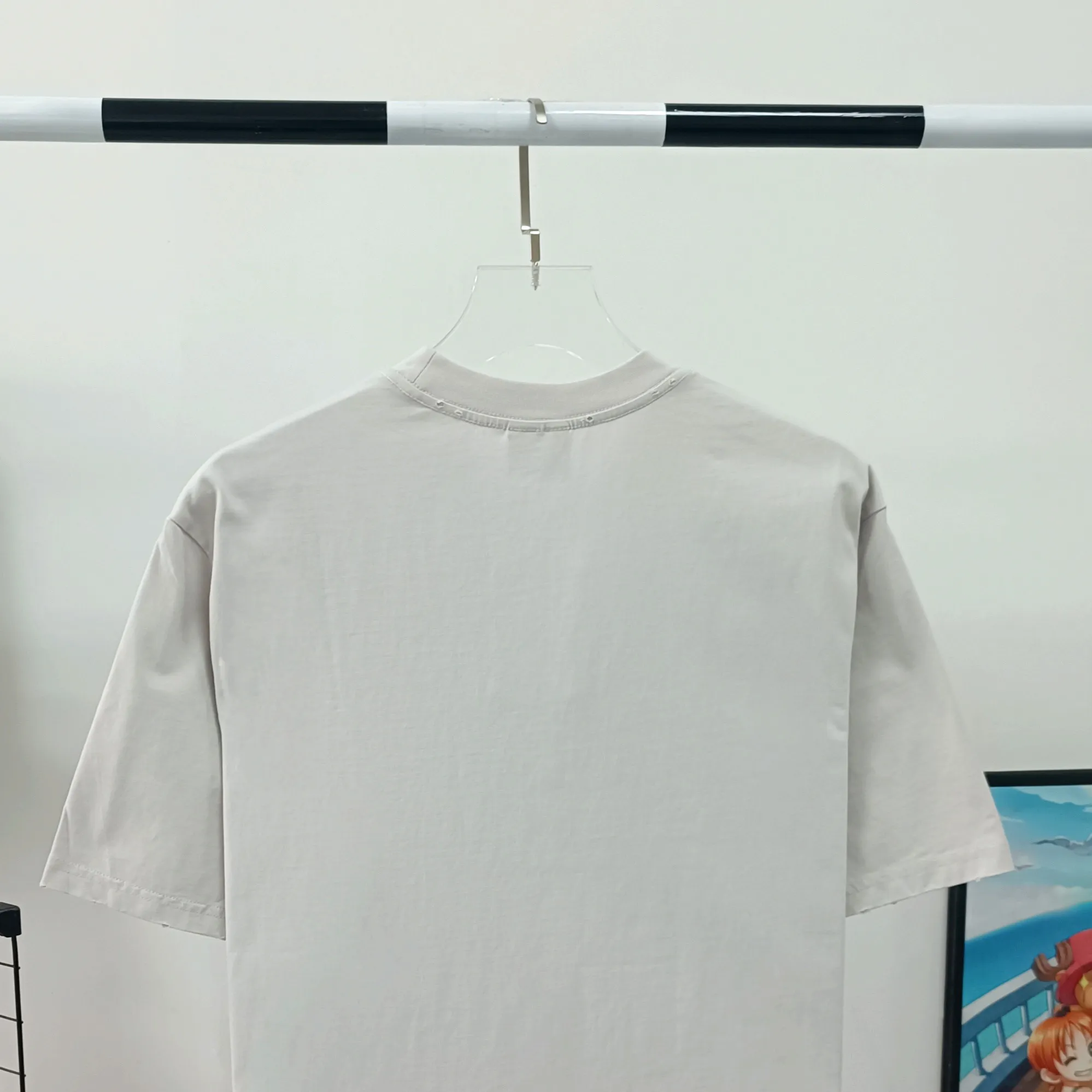 [New] Top version of Balenciaga BALENCIAGA's new BeDifferent series Apple logo embroidered letters, milk white male and female couple star's same style pure cotton bottoming short-sleeved T-shirt - using imported Tajima 10w needle machine embroidery, high-density embroidered letter hemming process, full details without tails, clear letters without connections‼ ️ - It took no less than dozens of light embroidery needle adjustments to achieve this satisfactory effect. Imported embroidery thread distinguishes the difference between low-end market and original version! -BLCG's latest Bedifferent series. You are unique and different from others. Always be yourself! New models are released every year. The milky white color is the new color this year. I didn’t hesitate to buy it as soon as I saw it. My upper body looks whiter. I love this color so much!  A full set of 1:1 customized accessories + Sydney paper with logo + new version of handbag at the counter + three labels for large products + Yuan version hangtag‼ ️ (PS: Each piece comes with a counter handbag. Due to the high cost, handbags are no longer provided for after-sales code changes. Please understand) The webbing on the back neck extends to the shoulder for reinforcement. The stitching is downturned at the joint. Imported elliptical machine with imported glue technology. Overall printing without tooth edges. 32s280g double yarn combed. Color: Milky white. Washed black. Size: XS-L P:250