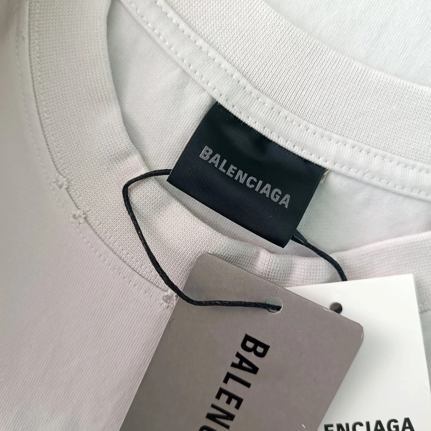 [New] Top version of Balenciaga BALENCIAGA's new BeDifferent series Apple logo embroidered letters, milk white male and female couple star's same style pure cotton bottoming short-sleeved T-shirt - using imported Tajima 10w needle machine embroidery, high-density embroidered letter hemming process, full details without tails, clear letters without connections‼ ️ - It took no less than dozens of light embroidery needle adjustments to achieve this satisfactory effect. Imported embroidery thread distinguishes the difference between low-end market and original version! -BLCG's latest Bedifferent series. You are unique and different from others. Always be yourself! New models are released every year. The milky white color is the new color this year. I didn’t hesitate to buy it as soon as I saw it. My upper body looks whiter. I love this color so much!  A full set of 1:1 customized accessories + Sydney paper with logo + new version of handbag at the counter + three labels for large products + Yuan version hangtag‼ ️ (PS: Each piece comes with a counter handbag. Due to the high cost, handbags are no longer provided for after-sales code changes. Please understand) The webbing on the back neck extends to the shoulder for reinforcement. The stitching is downturned at the joint. Imported elliptical machine with imported glue technology. Overall printing without tooth edges. 32s280g double yarn combed. Color: Milky white. Washed black. Size: XS-L P:250