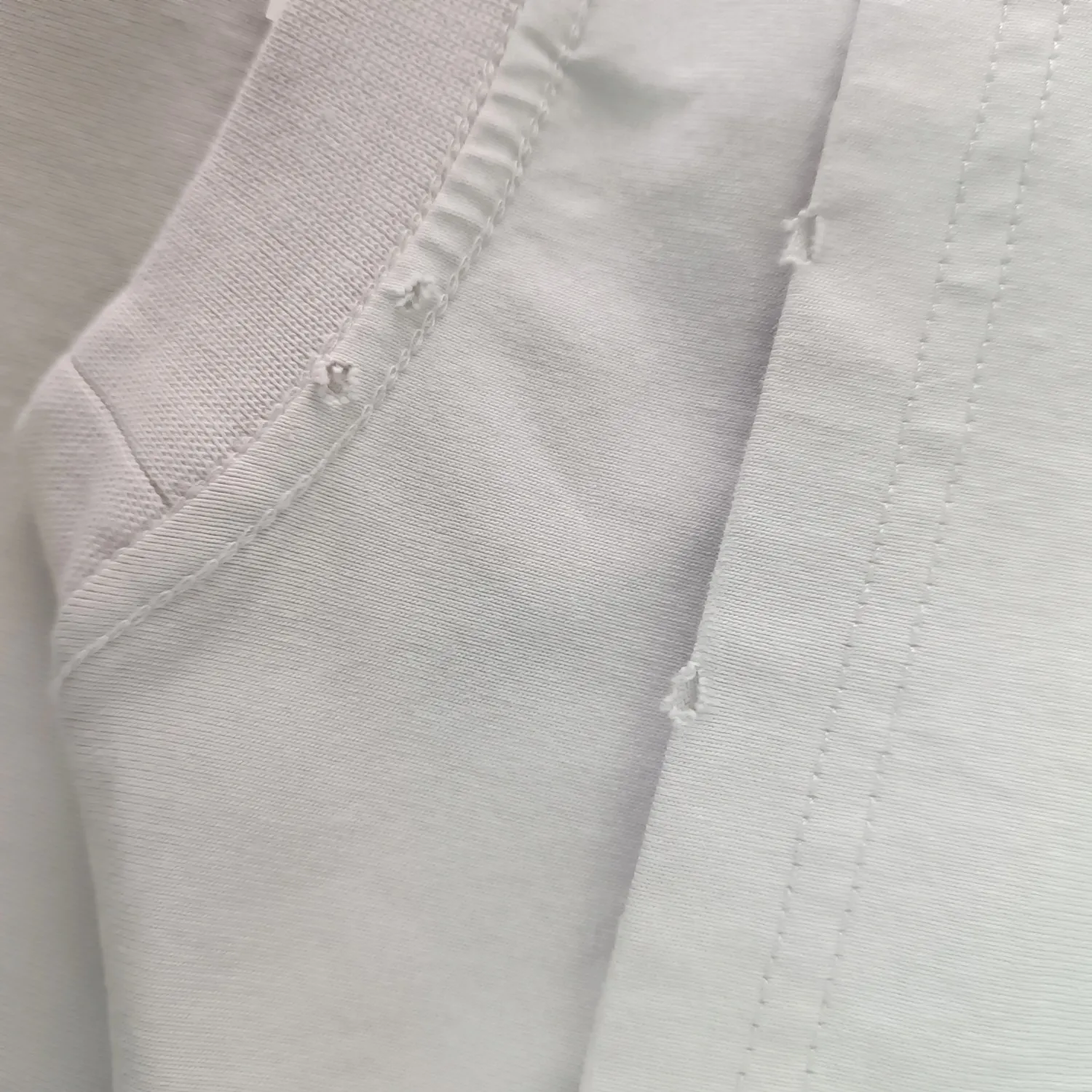 [New] Top version of Balenciaga BALENCIAGA's new BeDifferent series Apple logo embroidered letters, milk white male and female couple star's same style pure cotton bottoming short-sleeved T-shirt - using imported Tajima 10w needle machine embroidery, high-density embroidered letter hemming process, full details without tails, clear letters without connections‼ ️ - It took no less than dozens of light embroidery needle adjustments to achieve this satisfactory effect. Imported embroidery thread distinguishes the difference between low-end market and original version! -BLCG's latest Bedifferent series. You are unique and different from others. Always be yourself! New models are released every year. The milky white color is the new color this year. I didn’t hesitate to buy it as soon as I saw it. My upper body looks whiter. I love this color so much!  A full set of 1:1 customized accessories + Sydney paper with logo + new version of handbag at the counter + three labels for large products + Yuan version hangtag‼ ️ (PS: Each piece comes with a counter handbag. Due to the high cost, handbags are no longer provided for after-sales code changes. Please understand) The webbing on the back neck extends to the shoulder for reinforcement. The stitching is downturned at the joint. Imported elliptical machine with imported glue technology. Overall printing without tooth edges. 32s280g double yarn combed. Color: Milky white. Washed black. Size: XS-L P:250