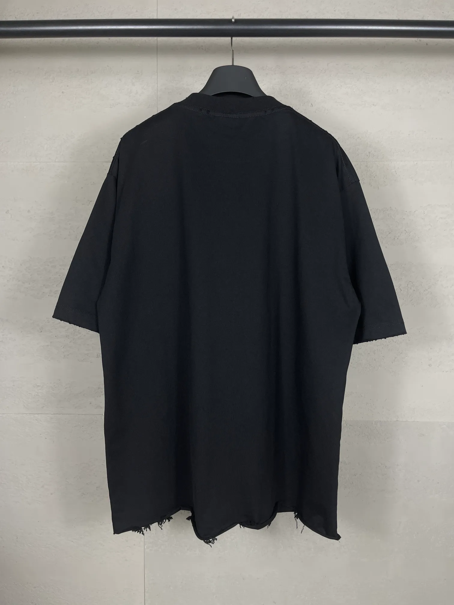 🅿️190 photos [Top version. Official website quality] BALENCI*GA/Paris BALENCI*GA# New style, 2024 latest pattern direct-injection printing, worn and damaged old short-sleeved T-shirts. Brick cabinet synchronization. The old and worn ZP is the same, welcome to compare. The fabric is made of Paris ZP custom-woven and dyed 100% cotton double-yarn compact cotton. The weight is 260 grams. The cloth surface is clean. The cloth pattern is clear. Soft and comfortable. Good color fastness. Not easy to change color. The threads are woven and dyed with no color difference. The ready-made garments are washed, distressed and worn with heavy craftsmanship. Jubie market makes goods based on pictures. Comparisons welcome. Restore brick cabinet. The version adopts OS loose shoulder style. Same style for men and women. Code: BL223369 Color: black. Size: XS to L