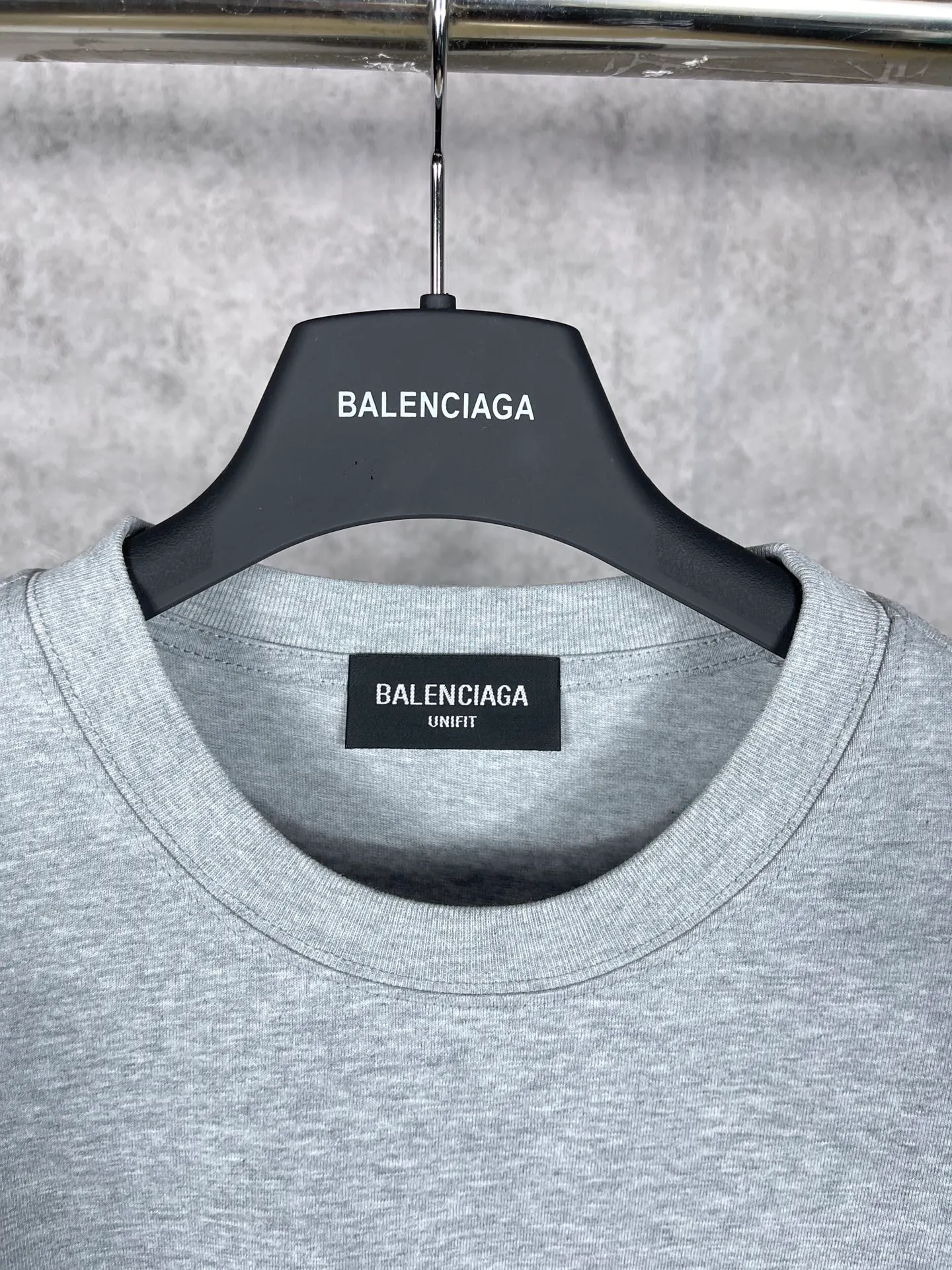 🅿️170 real photos [Top version. Official website quality] BALENCI*GA/Paris. Seal letter LOGO printed short-sleeved T-shirt. Brick cabinet synchronization. The fabric is made of Paris ZP custom-woven and dyed cotton double yarn compact cotton. The weight is 260 grams, the cloth surface is clean. The cloth pattern is clear, soft and comfortable. The threads are dyed with no color difference. The classic pattern is printed with environmentally friendly imported materials and precision printing screens, with clear letters and three-dimensional effect. Different market currency, welcome to compare, the version adopts OS loose shoulder version. Same style for men and women Coding: BL223032 Color: black, white, floral gray, khaki, blue Size: XS to L