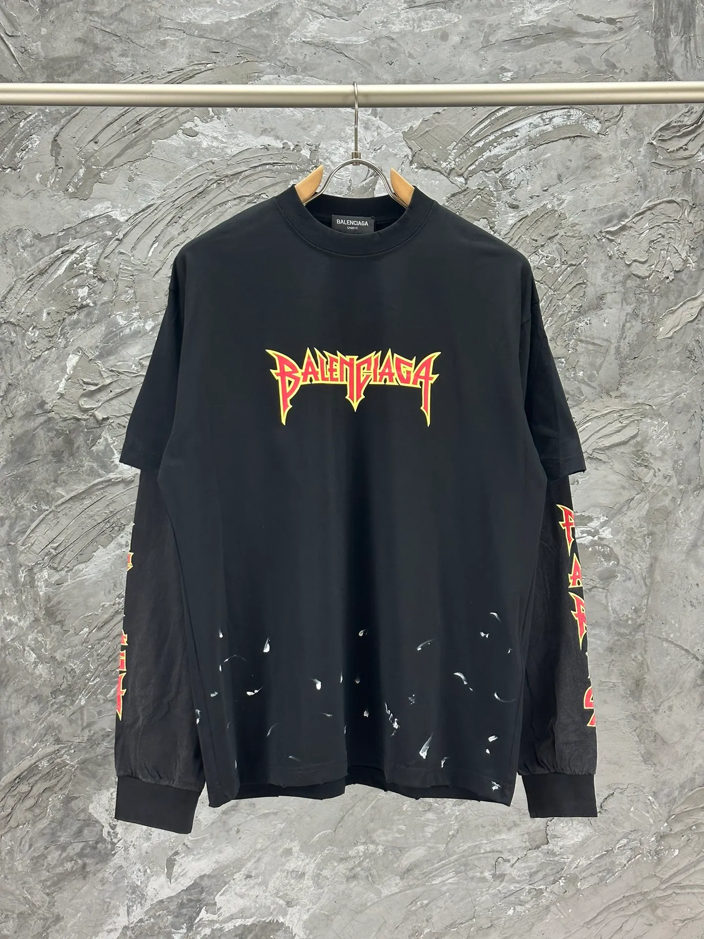 🅿️260 BALENCI*GA Paris Lightning letter style long sleeves. The fabric is made of Paris custom-woven and dyed double-yarn pure cotton. The weight is 280g. The thread is custom-woven and dyed without color difference. The front and left sleeves are cracked. The hem is manually hand-painted. The cuffs are spliced. Two high-temperature shaping washes. os dropped shoulders and loose version. Same style for men and women -Color: black white -SIZE: XS S M L Style No. 8618#