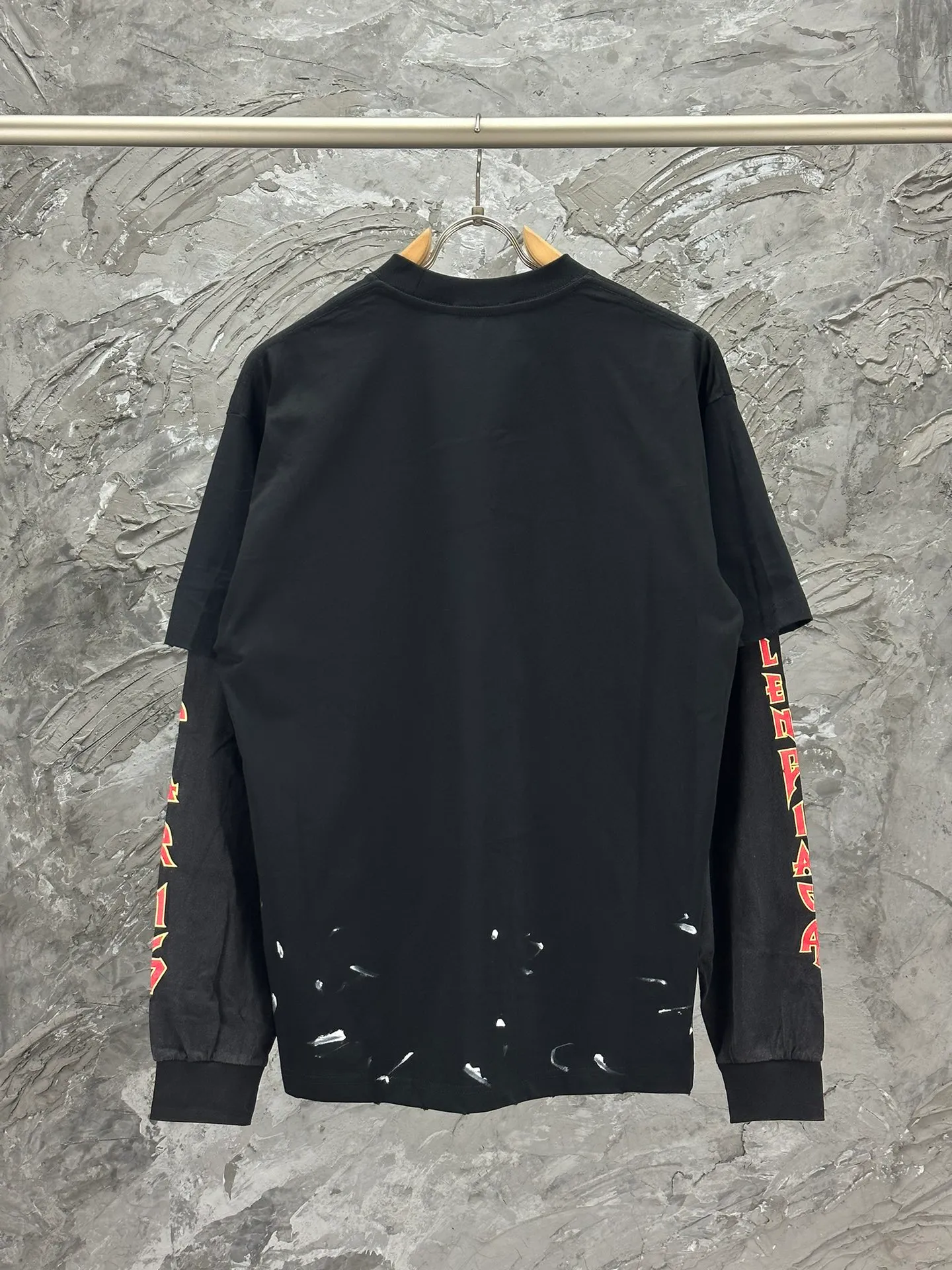 🅿️260 BALENCI*GA Paris Lightning letter style long sleeves. The fabric is made of Paris custom-woven and dyed double-yarn pure cotton. The weight is 280g. The thread is custom-woven and dyed without color difference. The front and left sleeves are cracked. The hem is manually hand-painted. The cuffs are spliced. Two high-temperature shaping washes. os dropped shoulders and loose version. Same style for men and women -Color: black white -SIZE: XS S M L Style No. 8618#