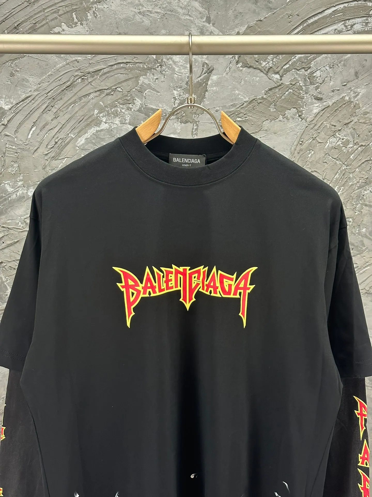 🅿️260 BALENCI*GA Paris Lightning letter style long sleeves. The fabric is made of Paris custom-woven and dyed double-yarn pure cotton. The weight is 280g. The thread is custom-woven and dyed without color difference. The front and left sleeves are cracked. The hem is manually hand-painted. The cuffs are spliced. Two high-temperature shaping washes. os dropped shoulders and loose version. Same style for men and women -Color: black white -SIZE: XS S M L Style No. 8618#