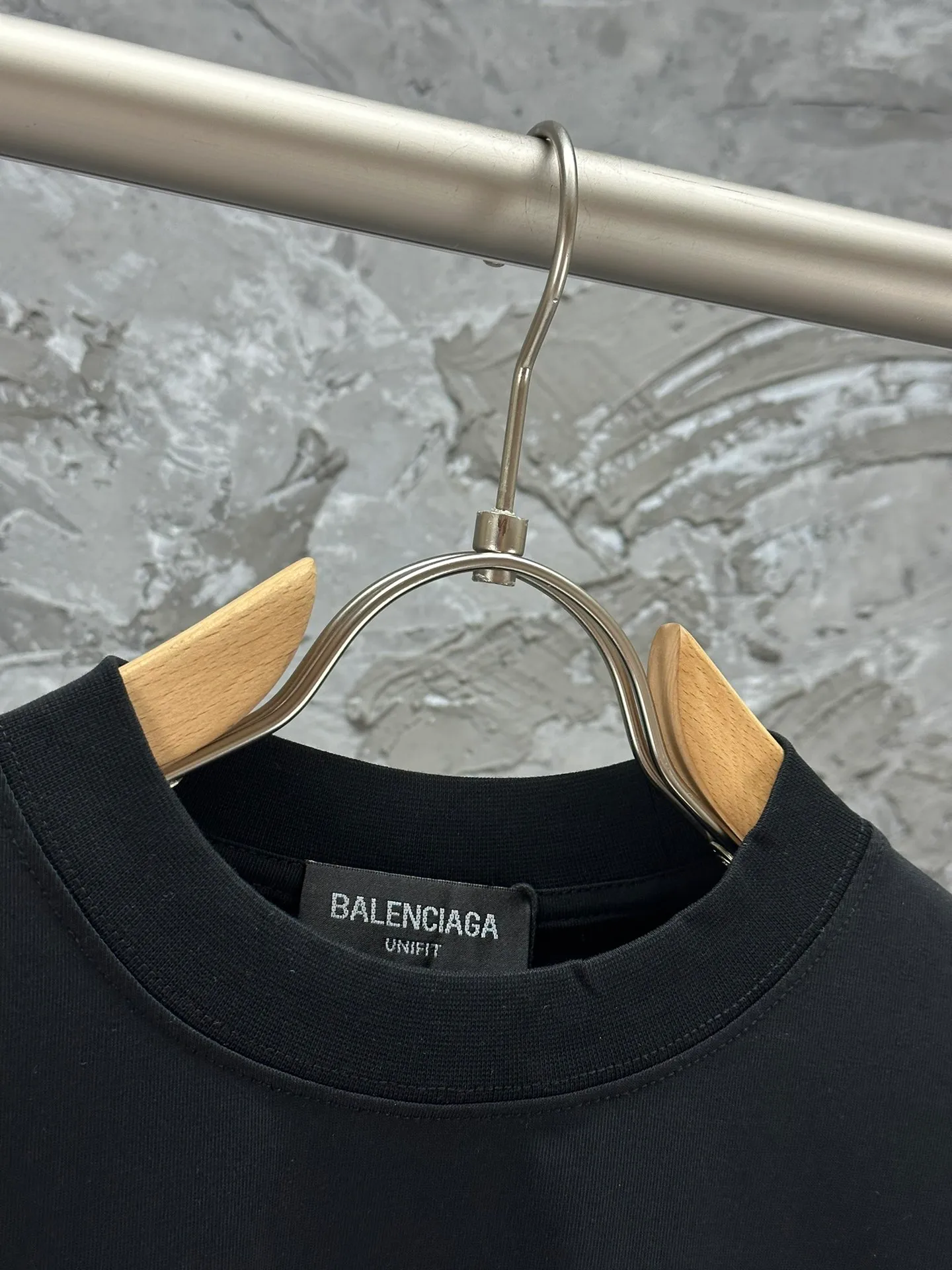 🅿️260 BALENCI*GA Paris Lightning letter style long sleeves. The fabric is made of Paris custom-woven and dyed double-yarn pure cotton. The weight is 280g. The thread is custom-woven and dyed without color difference. The front and left sleeves are cracked. The hem is manually hand-painted. The cuffs are spliced. Two high-temperature shaping washes. os dropped shoulders and loose version. Same style for men and women -Color: black white -SIZE: XS S M L Style No. 8618#