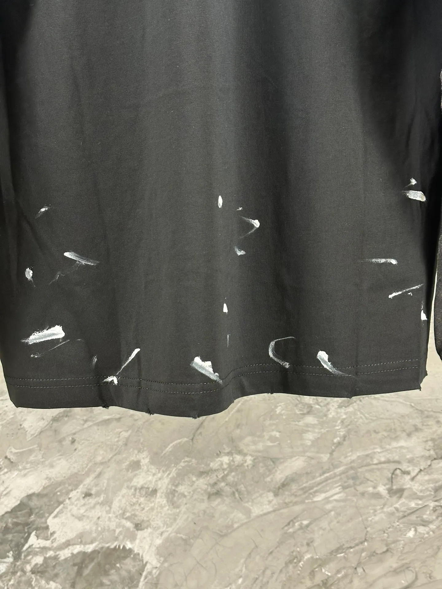 🅿️260 BALENCI*GA Paris Lightning letter style long sleeves. The fabric is made of Paris custom-woven and dyed double-yarn pure cotton. The weight is 280g. The thread is custom-woven and dyed without color difference. The front and left sleeves are cracked. The hem is manually hand-painted. The cuffs are spliced. Two high-temperature shaping washes. os dropped shoulders and loose version. Same style for men and women -Color: black white -SIZE: XS S M L Style No. 8618#