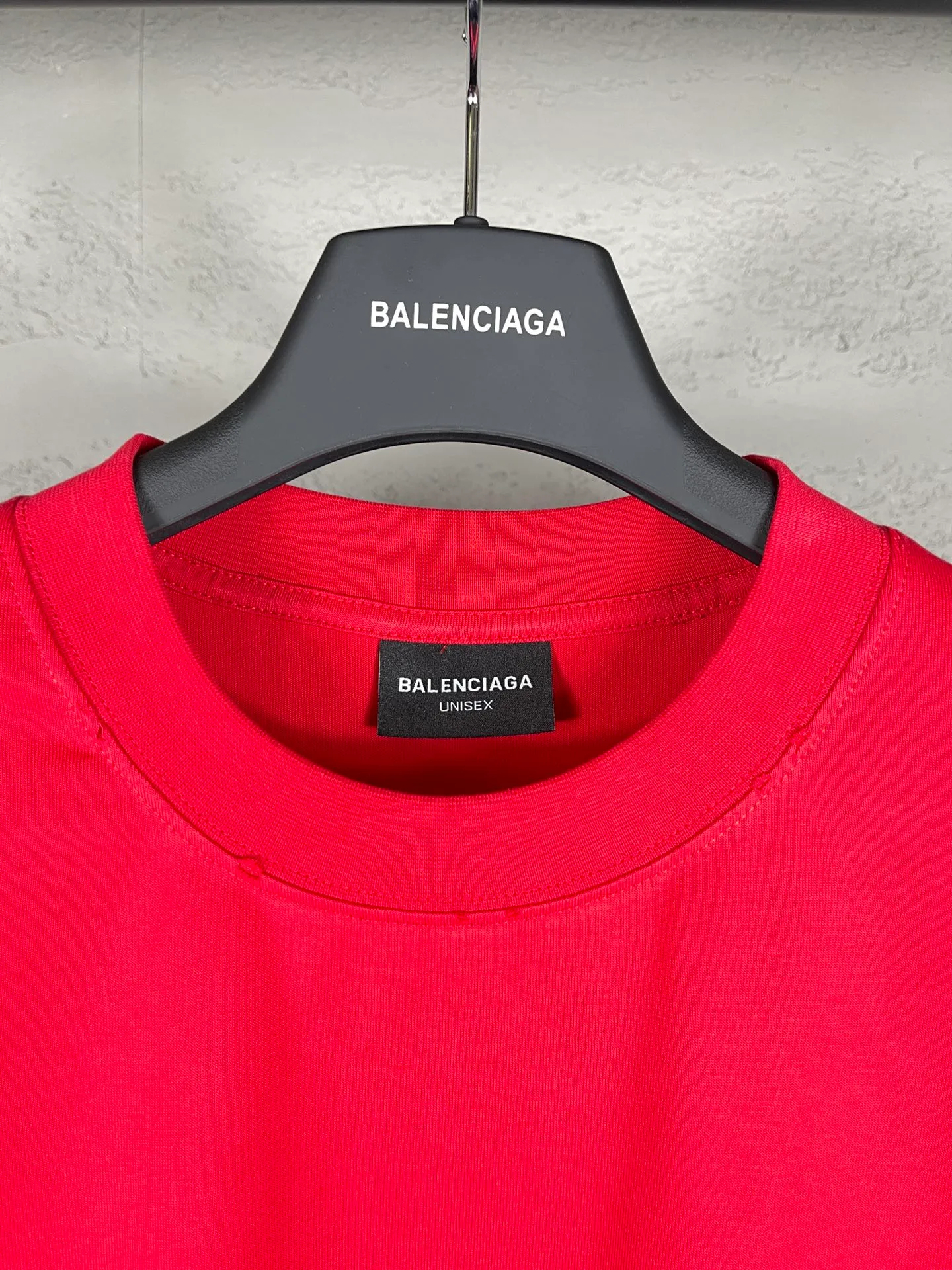 🅿️170 real photos [Top version. Official website quality] BALENCI*GA/Paris BALENCI*GA#Valentine's Day. The latest Chinese Valentine's Day limited edition, love embroidered washed and distressed short-sleeved T-shirt brick cabinet synchronization. The fabric is made of Paris ZP custom-woven and dyed cotton double yarn. The weight is 260 grams. The cloth surface is clean. The cloth pattern is clear. Soft and comfortable. Good color fastness. Not easy to change color. The threads are woven and dyed with no color difference. The front and back embroidery is embroidered with an embroidery machine imported from Tajima. The effect is three-dimensional and the garment is distressed. The version adopts OS loose shoulder design. Same style for men and women. Code: BL233306 Color: black. White, red Size: XS to L