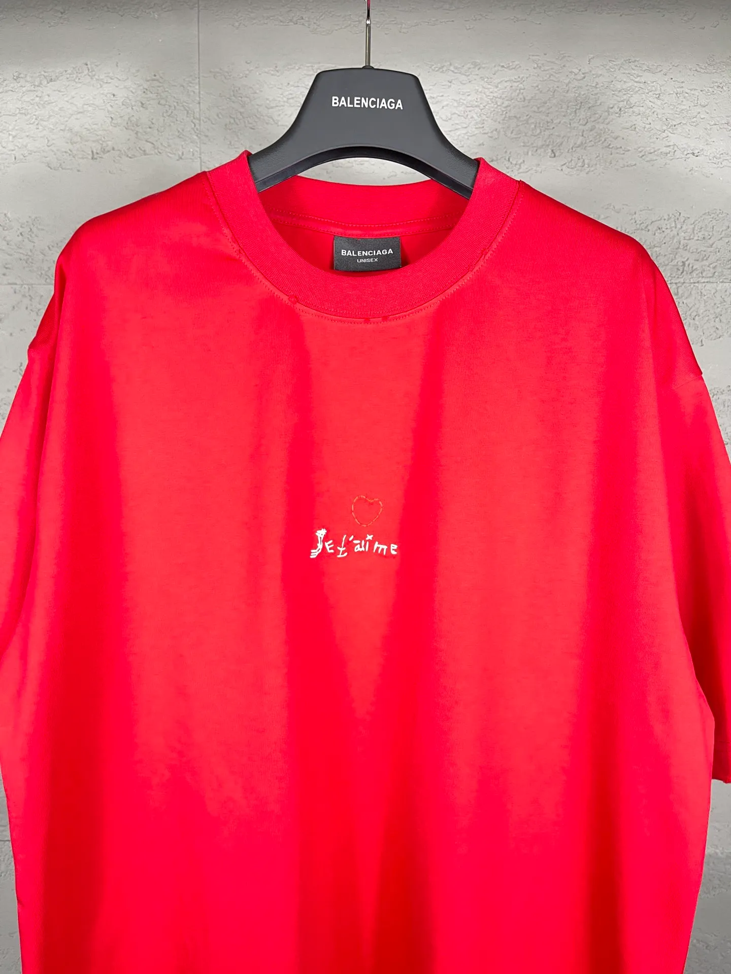 🅿️170 real photos [Top version. Official website quality] BALENCI*GA/Paris BALENCI*GA#Valentine's Day. The latest Chinese Valentine's Day limited edition, love embroidered washed and distressed short-sleeved T-shirt brick cabinet synchronization. The fabric is made of Paris ZP custom-woven and dyed cotton double yarn. The weight is 260 grams. The cloth surface is clean. The cloth pattern is clear. Soft and comfortable. Good color fastness. Not easy to change color. The threads are woven and dyed with no color difference. The front and back embroidery is embroidered with an embroidery machine imported from Tajima. The effect is three-dimensional and the garment is distressed. The version adopts OS loose shoulder design. Same style for men and women. Code: BL233306 Color: black. White, red Size: XS to L