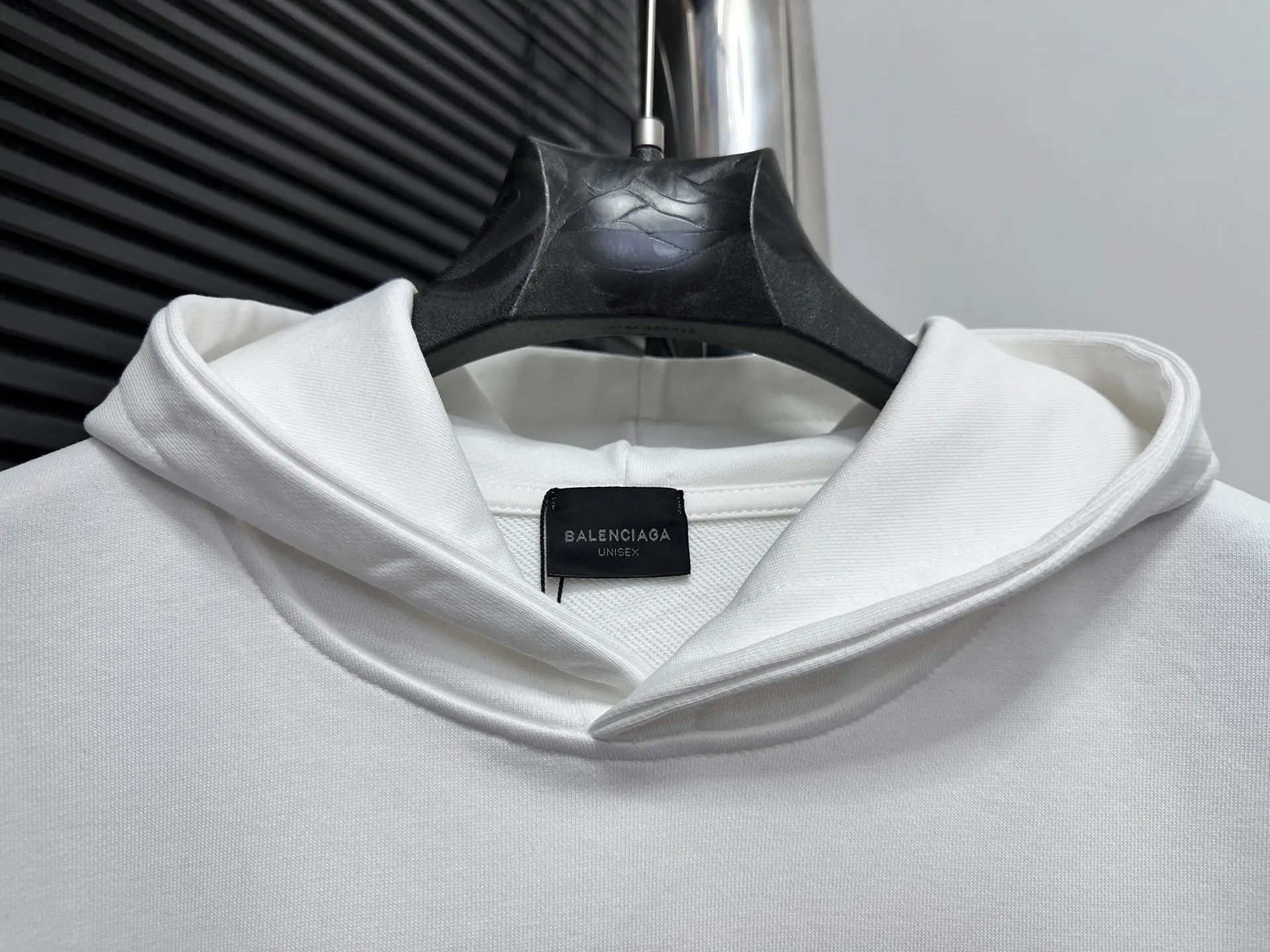 🅿️330 【BALENCIaGA】Paris small letter hooded sweatshirt. The fabric surface is clean. The fabric pattern is clear, soft and comfortable. The threads are dyed with no color difference. The tape is stamped with imported transparent glue. The effect is three-dimensional. Restore brick cabinets, adopt OS loose shoulder style. Same style for men and women. Size: S-XL