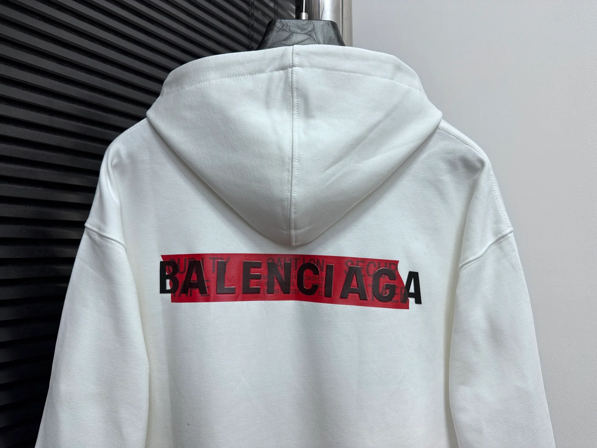 🅿️330 【BALENCIaGA】Paris small letter hooded sweatshirt. The fabric surface is clean. The fabric pattern is clear, soft and comfortable. The threads are dyed with no color difference. The tape is stamped with imported transparent glue. The effect is three-dimensional. Restore brick cabinets, adopt OS loose shoulder style. Same style for men and women. Size: S-XL
