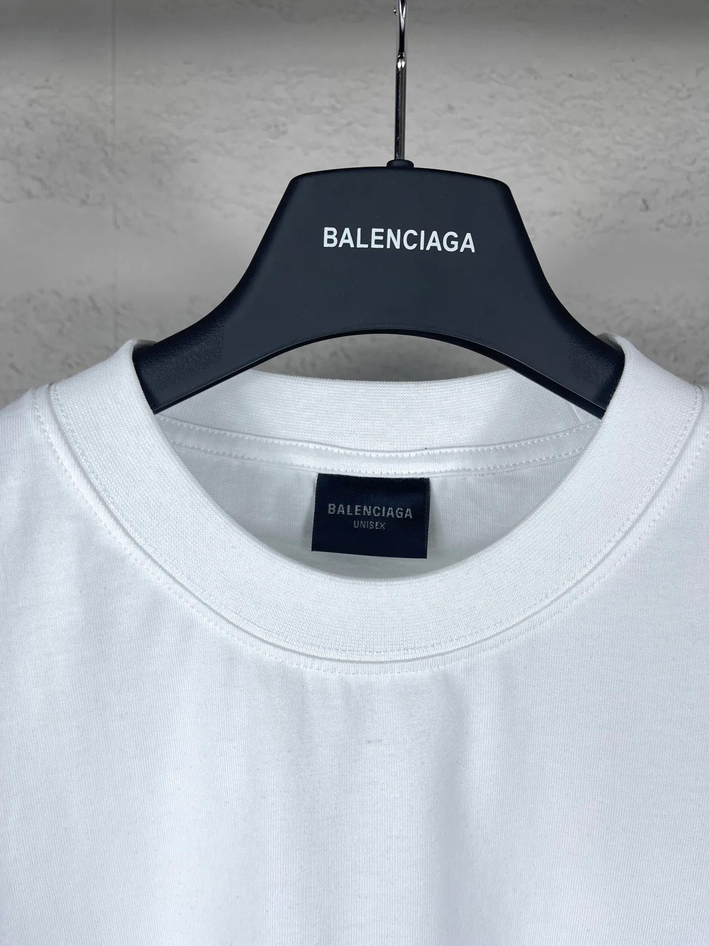 🅿️180 real photos [Top version. Official website quality] BALENCI*GA/Paris. 2024 new style. Front and rear white ink direct-printed short-sleeved T-shirts, brick cabinet synchronization. Genuine product developed at the first time, happy to print and compare! The fabric is made of Paris ZP custom-woven and dyed cotton double yarn. Weighing 260 grams, the cloth surface is clean. The cloth pattern is clear, soft and comfortable. The threads are dyed with no color difference. The classic LOGO uses environmentally friendly imported materials and is directly sprayed with white ink. The letters are clear and the effect is three-dimensional. Restore the brick cabinet. Welcome to compare, the version adopts the OS loose shoulder version. Same style for men and women. Code: BL223320 Color: black, white, size: XS to L
