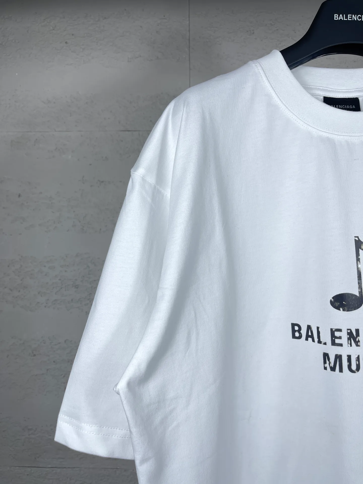 🅿️180 real photos [Top version. Official website quality] BALENCI*GA/Paris. 2024 new style. Front and rear white ink direct-printed short-sleeved T-shirts, brick cabinet synchronization. Genuine product developed at the first time, happy to print and compare! The fabric is made of Paris ZP custom-woven and dyed cotton double yarn. Weighing 260 grams, the cloth surface is clean. The cloth pattern is clear, soft and comfortable. The threads are dyed with no color difference. The classic LOGO uses environmentally friendly imported materials and is directly sprayed with white ink. The letters are clear and the effect is three-dimensional. Restore the brick cabinet. Welcome to compare, the version adopts the OS loose shoulder version. Same style for men and women. Code: BL223320 Color: black, white, size: XS to L