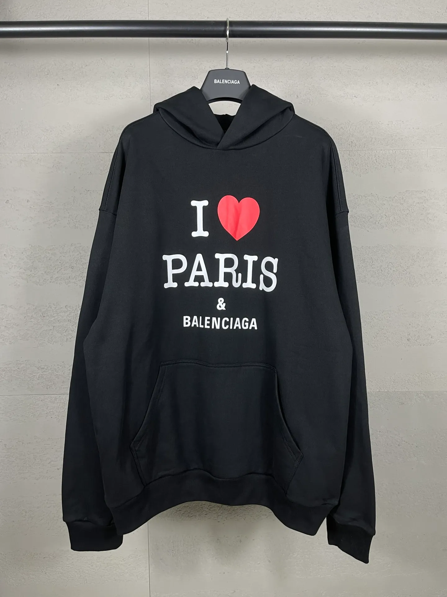 🅿️310 real photos [Top version. Official website quality] BALENCI*GA/Paris.SS24 latest model, front I Love Paris & Balenciaxx art print hooded sweatshirt. Brick cabinet synchronization. Genuine product developed in the first time, happy to print and compare! The fabric is made of Paris ZP custom-woven and dyed cotton sweatshirt. Weighing 460 grams, the cloth surface is clean. The cloth pattern is clear, soft and comfortable. The threads are dyed with no color difference. The printing uses environmentally friendly imported materials. The letters are clear and the effect is three-dimensional. The version adopts OS loose shoulder design. Same style for men and women. Code: BL238908 Color:: Black Size: XS S M L