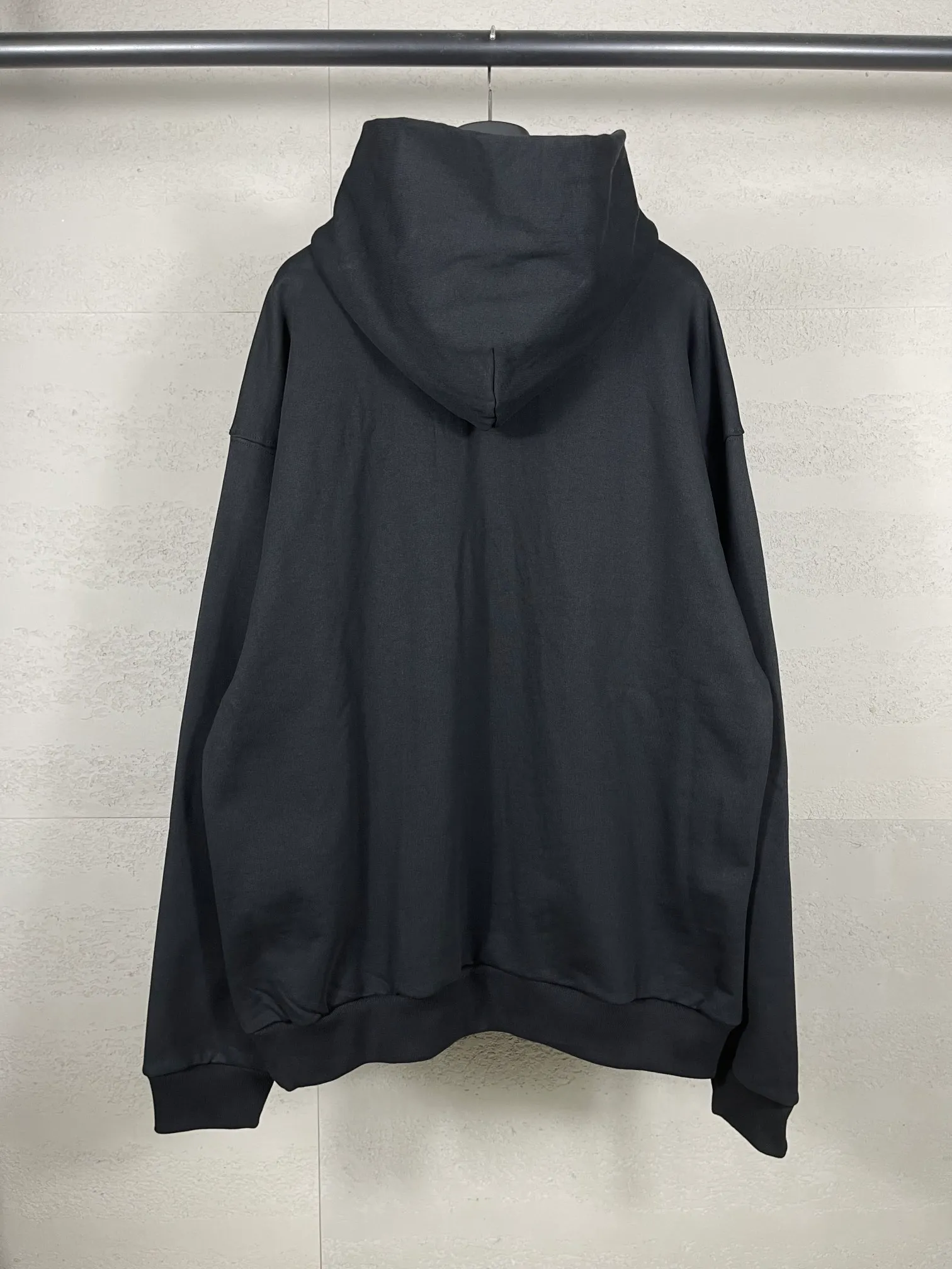 🅿️310 real photos [Top version. Official website quality] BALENCI*GA/Paris.SS24 latest model, front I Love Paris & Balenciaxx art print hooded sweatshirt. Brick cabinet synchronization. Genuine product developed in the first time, happy to print and compare! The fabric is made of Paris ZP custom-woven and dyed cotton sweatshirt. Weighing 460 grams, the cloth surface is clean. The cloth pattern is clear, soft and comfortable. The threads are dyed with no color difference. The printing uses environmentally friendly imported materials. The letters are clear and the effect is three-dimensional. The version adopts OS loose shoulder design. Same style for men and women. Code: BL238908 Color:: Black Size: XS S M L