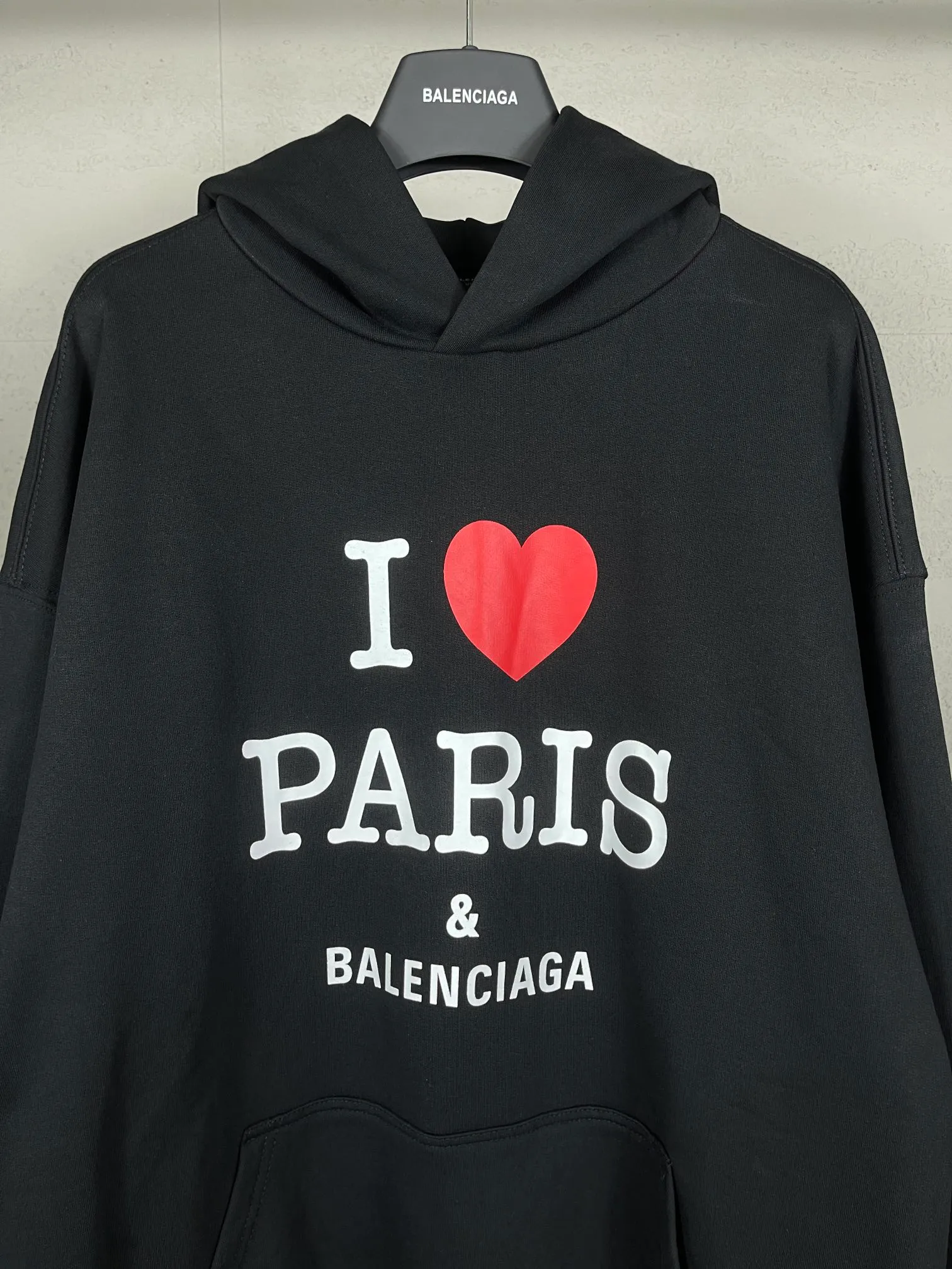 🅿️310 real photos [Top version. Official website quality] BALENCI*GA/Paris.SS24 latest model, front I Love Paris & Balenciaxx art print hooded sweatshirt. Brick cabinet synchronization. Genuine product developed in the first time, happy to print and compare! The fabric is made of Paris ZP custom-woven and dyed cotton sweatshirt. Weighing 460 grams, the cloth surface is clean. The cloth pattern is clear, soft and comfortable. The threads are dyed with no color difference. The printing uses environmentally friendly imported materials. The letters are clear and the effect is three-dimensional. The version adopts OS loose shoulder design. Same style for men and women. Code: BL238908 Color:: Black Size: XS S M L