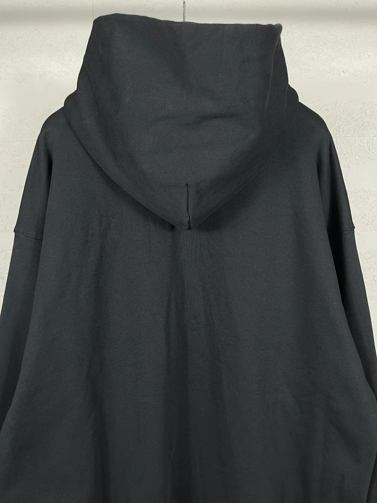 🅿️310 real photos [Top version. Official website quality] BALENCI*GA/Paris.SS24 latest model, front I Love Paris & Balenciaxx art print hooded sweatshirt. Brick cabinet synchronization. Genuine product developed in the first time, happy to print and compare! The fabric is made of Paris ZP custom-woven and dyed cotton sweatshirt. Weighing 460 grams, the cloth surface is clean. The cloth pattern is clear, soft and comfortable. The threads are dyed with no color difference. The printing uses environmentally friendly imported materials. The letters are clear and the effect is three-dimensional. The version adopts OS loose shoulder design. Same style for men and women. Code: BL238908 Color:: Black Size: XS S M L