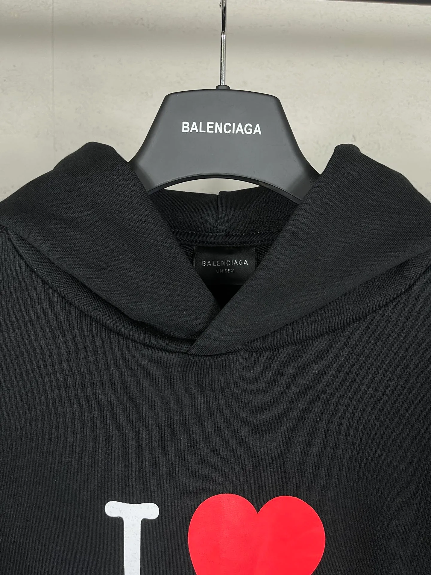 🅿️310 real photos [Top version. Official website quality] BALENCI*GA/Paris.SS24 latest model, front I Love Paris & Balenciaxx art print hooded sweatshirt. Brick cabinet synchronization. Genuine product developed in the first time, happy to print and compare! The fabric is made of Paris ZP custom-woven and dyed cotton sweatshirt. Weighing 460 grams, the cloth surface is clean. The cloth pattern is clear, soft and comfortable. The threads are dyed with no color difference. The printing uses environmentally friendly imported materials. The letters are clear and the effect is three-dimensional. The version adopts OS loose shoulder design. Same style for men and women. Code: BL238908 Color:: Black Size: XS S M L