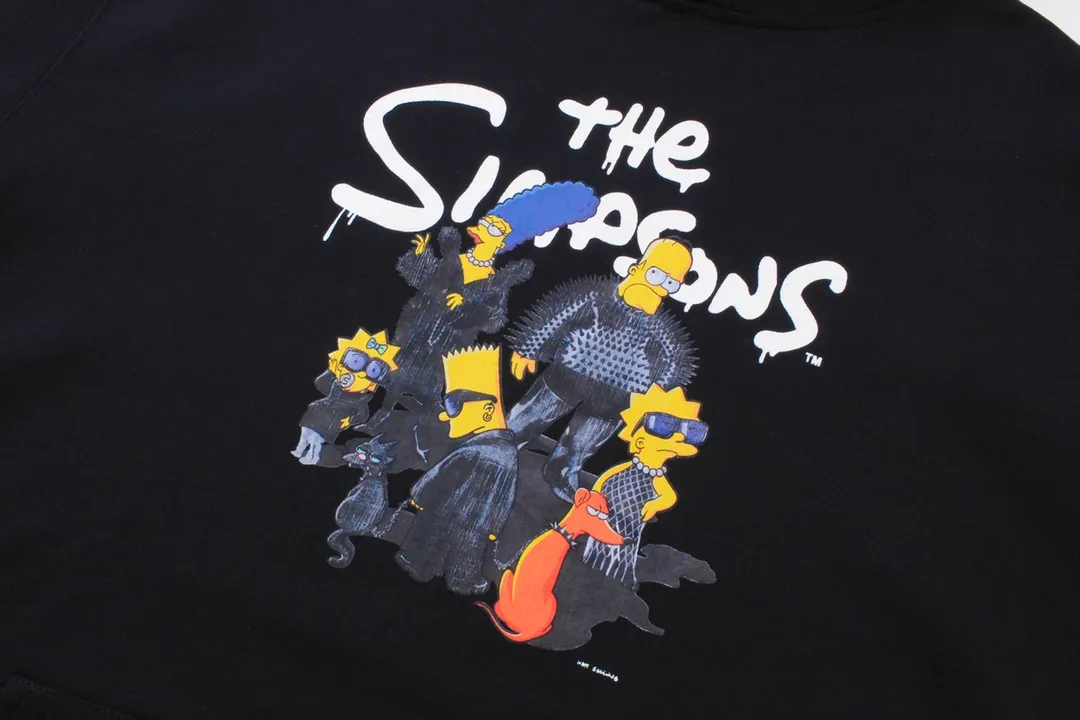 🅿️310 Detailed picture [Top version. Official website quality] BALENCI*GA/Paris. Classic model. 22S#balenci*ga x THE SIMPSONS Simpson joint model# The fabric is made of Paris ZP custom-woven and dyed cotton double-yarn David Coat. The net weight is 450 grams. The cloth surface is clean. The cloth pattern is clear, soft and comfortable. The threads are dyed with no color difference. The classic pattern adopts Kornit digital machine, which has a three-dimensional effect and restores the brick cabinet. The version adopts the OS loose shoulder version. Same style for men and women Code: BL238088 Color: Black. White. Size: XS S M L