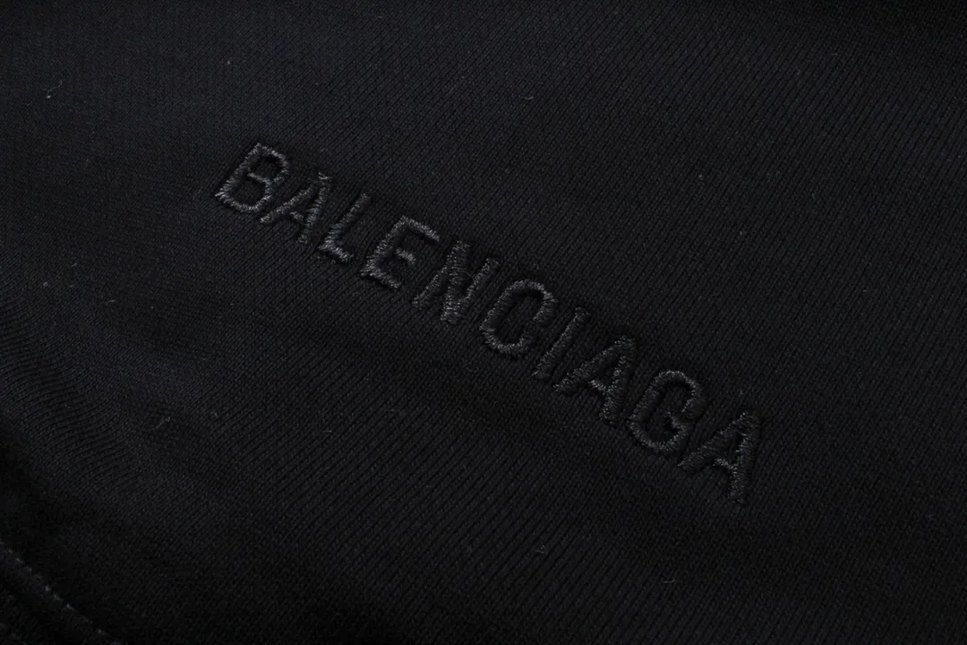 🅿️310 Detailed picture [Top version. Official website quality] BALENCI*GA/Paris. Classic model. 22S#balenci*ga x THE SIMPSONS Simpson joint model# The fabric is made of Paris ZP custom-woven and dyed cotton double-yarn David Coat. The net weight is 450 grams. The cloth surface is clean. The cloth pattern is clear, soft and comfortable. The threads are dyed with no color difference. The classic pattern adopts Kornit digital machine, which has a three-dimensional effect and restores the brick cabinet. The version adopts the OS loose shoulder version. Same style for men and women Code: BL238088 Color: Black. White. Size: XS S M L