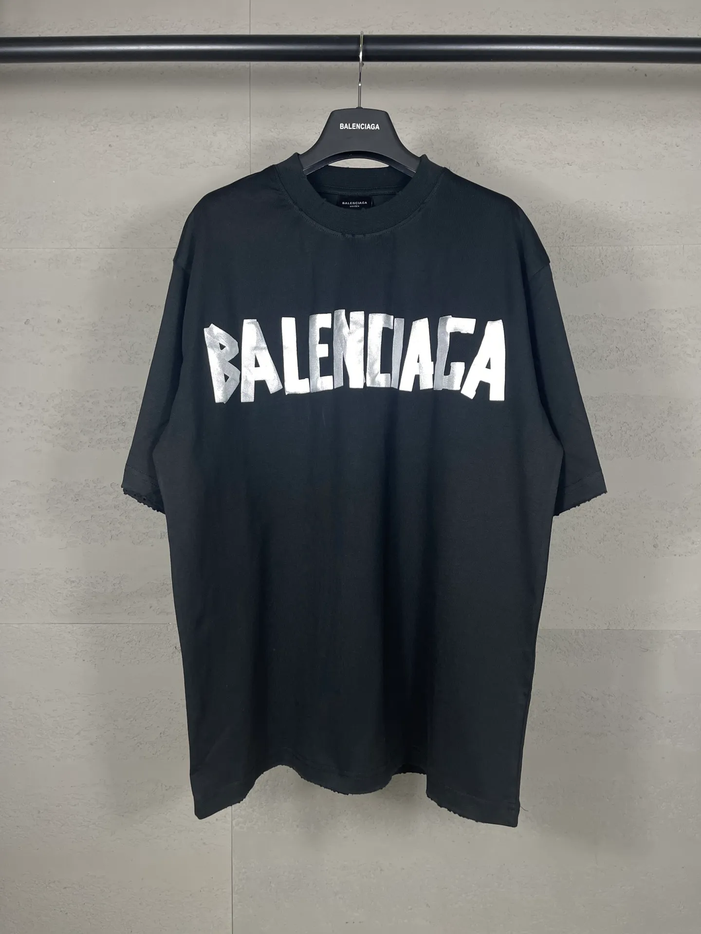 🅿️194 Real photos [Top version. Official website quality] BALENCI*GA/Paris. 24ss latest classic model. Tape pulp printing. Ready-to-wear washed and worn short-sleeved T-shirt. Brick cabinet synchronization. The fabric is made of Paris ZP custom-woven and dyed 100% cotton double yarn compact cotton. The weight is 260 grams, the cloth surface is clean. The cloth pattern is clear, soft and comfortable, and the thread is dyed with no color difference. The classic pattern is printed with environmentally friendly imported materials, and the tape pattern is glued. The letters are clear and the effect is three-dimensional. Restored brick cabinet. The garments were washed and aged, and polished by many hands. Produced by ultra-heavy craftsmanship, the market currency is very different, welcome to compare. The version adopts OS loose shoulder design. The same style for men and women. Code: BL223383 Color: black blue, plum red, khaki Size: XS S M L