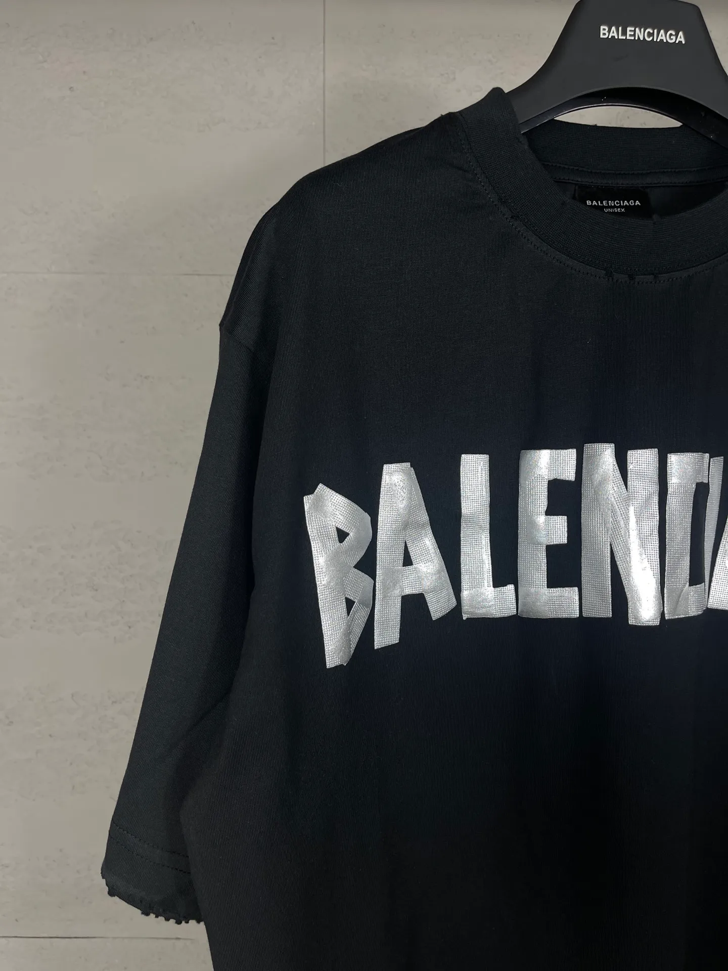 🅿️194 Real photos [Top version. Official website quality] BALENCI*GA/Paris. 24ss latest classic model. Tape pulp printing. Ready-to-wear washed and worn short-sleeved T-shirt. Brick cabinet synchronization. The fabric is made of Paris ZP custom-woven and dyed 100% cotton double yarn compact cotton. The weight is 260 grams, the cloth surface is clean. The cloth pattern is clear, soft and comfortable, and the thread is dyed with no color difference. The classic pattern is printed with environmentally friendly imported materials, and the tape pattern is glued. The letters are clear and the effect is three-dimensional. Restored brick cabinet. The garments were washed and aged, and polished by many hands. Produced by ultra-heavy craftsmanship, the market currency is very different, welcome to compare. The version adopts OS loose shoulder design. The same style for men and women. Code: BL223383 Color: black blue, plum red, khaki Size: XS S M L