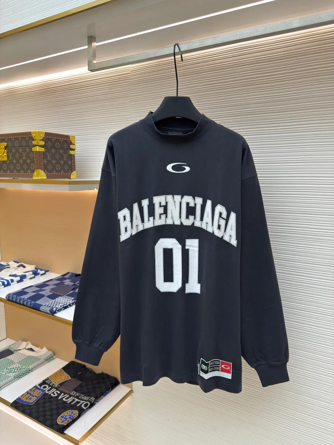 Balenciaga No. 1 jersey embroidered long sleeves ●Authentic product: purchased and developed for 9200 ●Item number: 1680356-A55 ●Fabric: combed cotton plain fabric ●Technology: embroidery production ●Version: loose fit ●Weight: about 465 grams ●Size: XS-S-M-L ●Description: The fabric is made of 16s single-yarn combed cotton plain weave, with matching 1*1 horizontal machine-woven ribbing of this fabric color. The front and back panels are printed with elliptical machine screen paste, the front panel is embroidered with a domestic high-speed embroidery machine, laser burnt letter patch, 7s*7s twill contrasting color fastness 100% cotton, and the hem is a flat car color-blocked jacquard woven label. The woven label is made of white fine silk material imported from Japan. The overall wiring is straight and delicate, the fabric is comfortable and soft, and the color is consistent without color difference. It can be matched with the same style to create a fashionable look and control various occasions. Customized accessories, complete with three standards, same style for men and women!