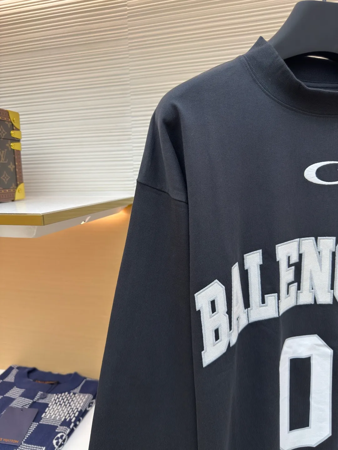 Balenciaga No. 1 jersey embroidered long sleeves ●Authentic product: purchased and developed for 9200 ●Item number: 1680356-A55 ●Fabric: combed cotton plain fabric ●Technology: embroidery production ●Version: loose fit ●Weight: about 465 grams ●Size: XS-S-M-L ●Description: The fabric is made of 16s single-yarn combed cotton plain weave, with matching 1*1 horizontal machine-woven ribbing of this fabric color. The front and back panels are printed with elliptical machine screen paste, the front panel is embroidered with a domestic high-speed embroidery machine, laser burnt letter patch, 7s*7s twill contrasting color fastness 100% cotton, and the hem is a flat car color-blocked jacquard woven label. The woven label is made of white fine silk material imported from Japan. The overall wiring is straight and delicate, the fabric is comfortable and soft, and the color is consistent without color difference. It can be matched with the same style to create a fashionable look and control various occasions. Customized accessories, complete with three standards, same style for men and women!
