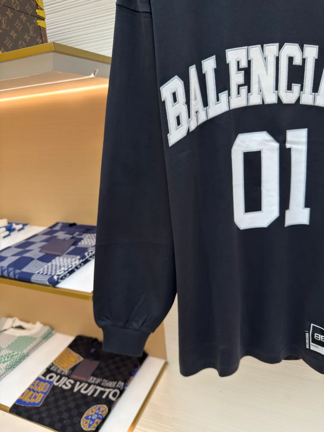 Balenciaga No. 1 jersey embroidered long sleeves ●Authentic product: purchased and developed for 9200 ●Item number: 1680356-A55 ●Fabric: combed cotton plain fabric ●Technology: embroidery production ●Version: loose fit ●Weight: about 465 grams ●Size: XS-S-M-L ●Description: The fabric is made of 16s single-yarn combed cotton plain weave, with matching 1*1 horizontal machine-woven ribbing of this fabric color. The front and back panels are printed with elliptical machine screen paste, the front panel is embroidered with a domestic high-speed embroidery machine, laser burnt letter patch, 7s*7s twill contrasting color fastness 100% cotton, and the hem is a flat car color-blocked jacquard woven label. The woven label is made of white fine silk material imported from Japan. The overall wiring is straight and delicate, the fabric is comfortable and soft, and the color is consistent without color difference. It can be matched with the same style to create a fashionable look and control various occasions. Customized accessories, complete with three standards, same style for men and women!
