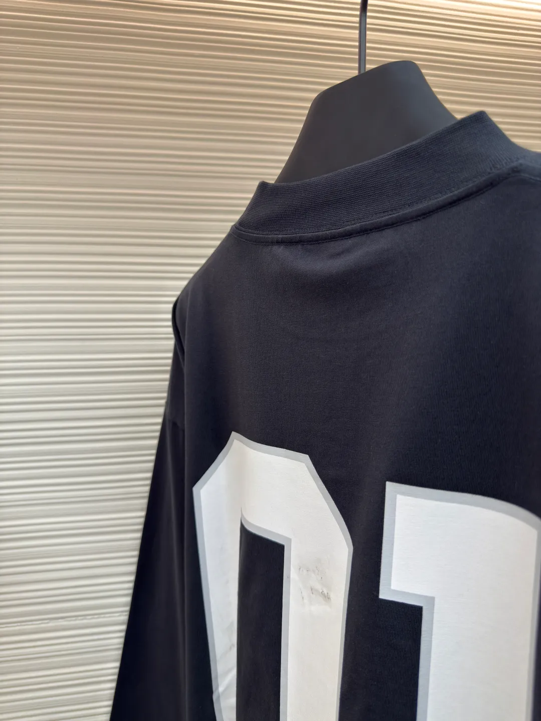 Balenciaga No. 1 jersey embroidered long sleeves ●Authentic product: purchased and developed for 9200 ●Item number: 1680356-A55 ●Fabric: combed cotton plain fabric ●Technology: embroidery production ●Version: loose fit ●Weight: about 465 grams ●Size: XS-S-M-L ●Description: The fabric is made of 16s single-yarn combed cotton plain weave, with matching 1*1 horizontal machine-woven ribbing of this fabric color. The front and back panels are printed with elliptical machine screen paste, the front panel is embroidered with a domestic high-speed embroidery machine, laser burnt letter patch, 7s*7s twill contrasting color fastness 100% cotton, and the hem is a flat car color-blocked jacquard woven label. The woven label is made of white fine silk material imported from Japan. The overall wiring is straight and delicate, the fabric is comfortable and soft, and the color is consistent without color difference. It can be matched with the same style to create a fashionable look and control various occasions. Customized accessories, complete with three standards, same style for men and women!