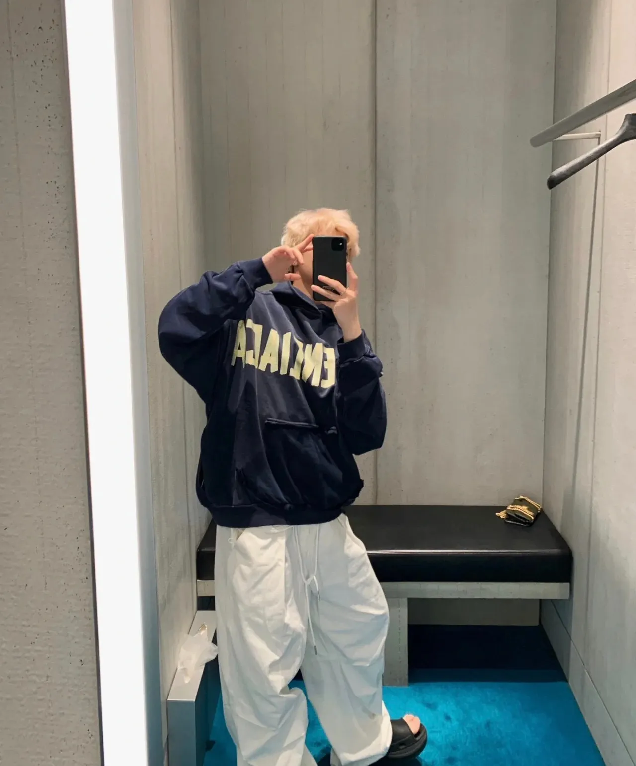 ♻️💯Reference model picture of the upper body❤️Top tested version Balenciaga 23SS textured paper printed letter double-sided logo hooded loose hooded sweatshirt This hoodie has a very interesting and cute design. The kangaroo pocket on the front of the large body is a reverse-cut design. The pockets on both sides are hollow, which means that the front view actually deceives your vision. The real pocket is sewn on the terry bottom on the reverse side, which is time-consuming and labor-intensive. But it is the core theme that cannot be ignored in the entire hoodie. The same details include hemming stitching and hole processing on both sides of the pockets; 480g heavy-weight pure cotton fabric with fine and small terry on the bottom. After heavy mud dyeing and washing, the fabric still has a thick foundation and is comfortable and soft. The front and back are double-sided textured paper transfer LOGO and the front and back are printed in different colors. The loose and large dropped shoulder design is suitable for both men and women. This style is also very suitable for girls. It is easy to create a lazy and casual street feel of the United States and France; many parts of the body have been hand-grinded with holes. Traces of muddying can be seen on the neckline, shoulder line, and side cuff splicing, but the visual transition is natural and soft without any dirty feeling. The old effect of the entire hoodie is excellent. The cuff threads are custom-woven in color; the packaging is master-washed and customized. From short-sleeves to sweatshirts, this style is definitely not to be missed Color: Mud-dyed custom-woven ocean blue Size: XS-S-M (Can be worn by men and women, OS loose shoulders) P:510