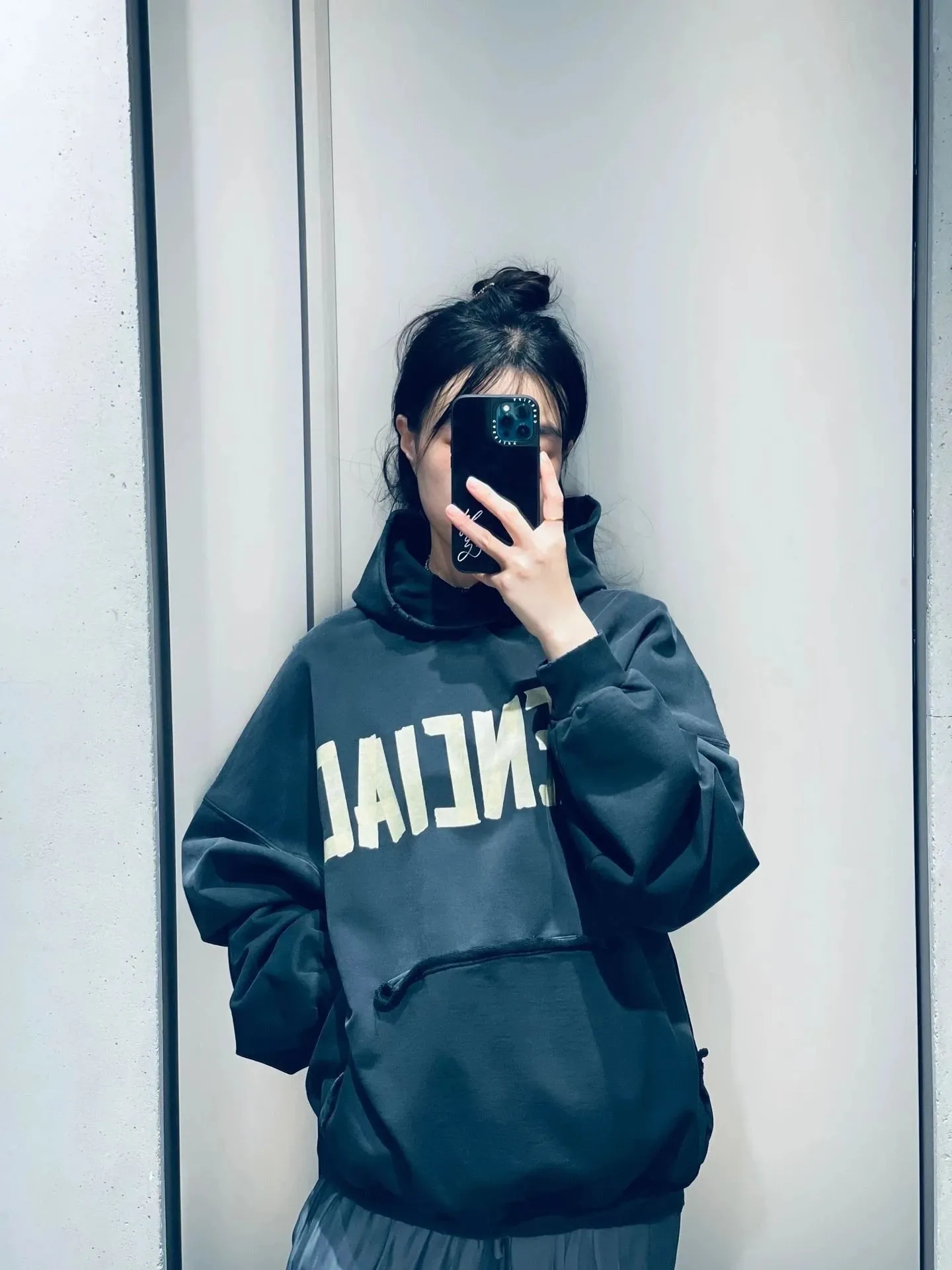 ♻️💯Reference model picture of the upper body❤️Top tested version Balenciaga 23SS textured paper printed letter double-sided logo hooded loose hooded sweatshirt This hoodie has a very interesting and cute design. The kangaroo pocket on the front of the large body is a reverse-cut design. The pockets on both sides are hollow, which means that the front view actually deceives your vision. The real pocket is sewn on the terry bottom on the reverse side, which is time-consuming and labor-intensive. But it is the core theme that cannot be ignored in the entire hoodie. The same details include hemming stitching and hole processing on both sides of the pockets; 480g heavy-weight pure cotton fabric with fine and small terry on the bottom. After heavy mud dyeing and washing, the fabric still has a thick foundation and is comfortable and soft. The front and back are double-sided textured paper transfer LOGO and the front and back are printed in different colors. The loose and large dropped shoulder design is suitable for both men and women. This style is also very suitable for girls. It is easy to create a lazy and casual street feel of the United States and France; many parts of the body have been hand-grinded with holes. Traces of muddying can be seen on the neckline, shoulder line, and side cuff splicing, but the visual transition is natural and soft without any dirty feeling. The old effect of the entire hoodie is excellent. The cuff threads are custom-woven in color; the packaging is master-washed and customized. From short-sleeves to sweatshirts, this style is definitely not to be missed Color: Mud-dyed custom-woven ocean blue Size: XS-S-M (Can be worn by men and women, OS loose shoulders) P:510