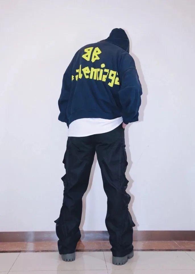 ♻️💯Reference model picture of the upper body❤️Top tested version Balenciaga 23SS textured paper printed letter double-sided logo hooded loose hooded sweatshirt This hoodie has a very interesting and cute design. The kangaroo pocket on the front of the large body is a reverse-cut design. The pockets on both sides are hollow, which means that the front view actually deceives your vision. The real pocket is sewn on the terry bottom on the reverse side, which is time-consuming and labor-intensive. But it is the core theme that cannot be ignored in the entire hoodie. The same details include hemming stitching and hole processing on both sides of the pockets; 480g heavy-weight pure cotton fabric with fine and small terry on the bottom. After heavy mud dyeing and washing, the fabric still has a thick foundation and is comfortable and soft. The front and back are double-sided textured paper transfer LOGO and the front and back are printed in different colors. The loose and large dropped shoulder design is suitable for both men and women. This style is also very suitable for girls. It is easy to create a lazy and casual street feel of the United States and France; many parts of the body have been hand-grinded with holes. Traces of muddying can be seen on the neckline, shoulder line, and side cuff splicing, but the visual transition is natural and soft without any dirty feeling. The old effect of the entire hoodie is excellent. The cuff threads are custom-woven in color; the packaging is master-washed and customized. From short-sleeves to sweatshirts, this style is definitely not to be missed Color: Mud-dyed custom-woven ocean blue Size: XS-S-M (Can be worn by men and women, OS loose shoulders) P:510