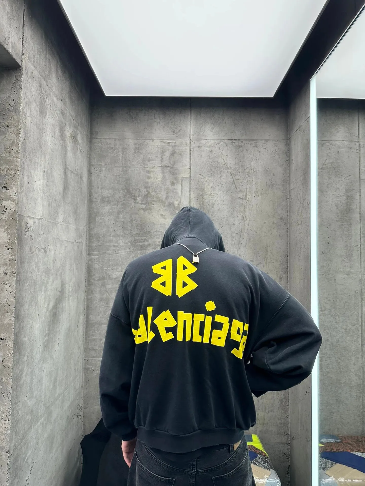 ♻️💯Reference model picture of the upper body❤️Top tested version Balenciaga 23SS textured paper printed letter double-sided logo hooded loose hooded sweatshirt This hoodie has a very interesting and cute design. The kangaroo pocket on the front of the large body is a reverse-cut design. The pockets on both sides are hollow, which means that the front view actually deceives your vision. The real pocket is sewn on the terry bottom on the reverse side, which is time-consuming and labor-intensive. But it is the core theme that cannot be ignored in the entire hoodie. The same details include hemming stitching and hole processing on both sides of the pockets; 480g heavy-weight pure cotton fabric with fine and small terry on the bottom. After heavy mud dyeing and washing, the fabric still has a thick foundation and is comfortable and soft. The front and back are double-sided textured paper transfer LOGO and the front and back are printed in different colors. The loose and large dropped shoulder design is suitable for both men and women. This style is also very suitable for girls. It is easy to create a lazy and casual street feel of the United States and France; many parts of the body have been hand-grinded with holes. Traces of muddying can be seen on the neckline, shoulder line, and side cuff splicing, but the visual transition is natural and soft without any dirty feeling. The old effect of the entire hoodie is excellent. The cuff threads are custom-woven in color; the packaging is master-washed and customized. From short-sleeves to sweatshirts, this style is definitely not to be missed Color: Mud-dyed custom-woven ocean blue Size: XS-S-M (Can be worn by men and women, OS loose shoulders) P:510