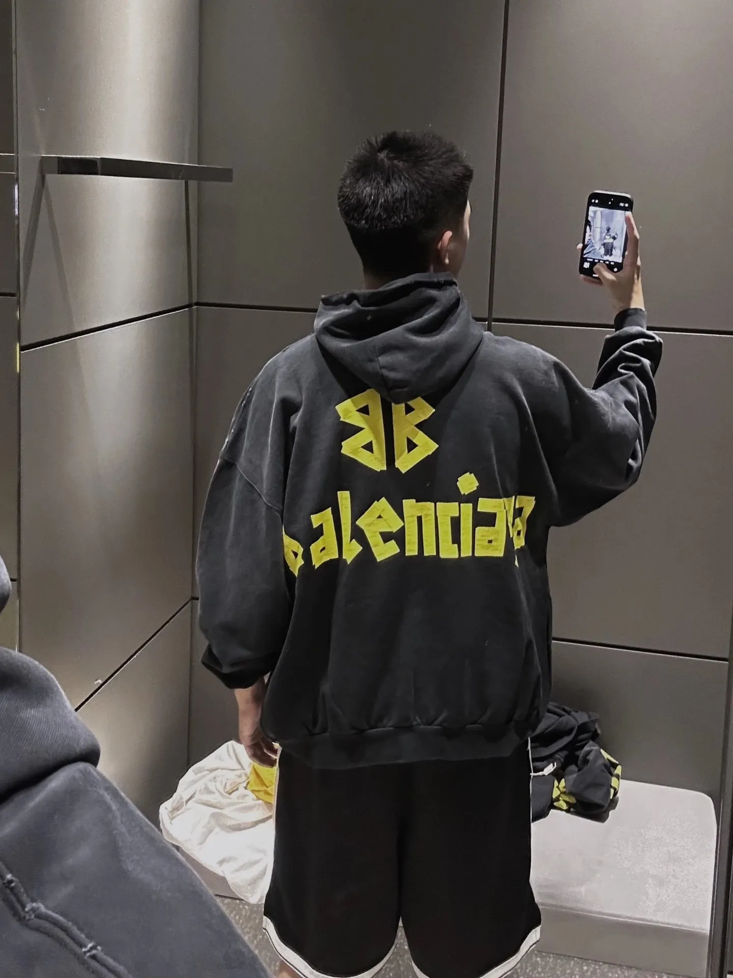 ♻️💯Reference model picture of the upper body❤️Top tested version Balenciaga 23SS textured paper printed letter double-sided logo hooded loose hooded sweatshirt This hoodie has a very interesting and cute design. The kangaroo pocket on the front of the large body is a reverse-cut design. The pockets on both sides are hollow, which means that the front view actually deceives your vision. The real pocket is sewn on the terry bottom on the reverse side, which is time-consuming and labor-intensive. But it is the core theme that cannot be ignored in the entire hoodie. The same details include hemming stitching and hole processing on both sides of the pockets; 480g heavy-weight pure cotton fabric with fine and small terry on the bottom. After heavy mud dyeing and washing, the fabric still has a thick foundation and is comfortable and soft. The front and back are double-sided textured paper transfer LOGO and the front and back are printed in different colors. The loose and large dropped shoulder design is suitable for both men and women. This style is also very suitable for girls. It is easy to create a lazy and casual street feel of the United States and France; many parts of the body have been hand-grinded with holes. Traces of muddying can be seen on the neckline, shoulder line, and side cuff splicing, but the visual transition is natural and soft without any dirty feeling. The old effect of the entire hoodie is excellent. The cuff threads are custom-woven in color; the packaging is master-washed and customized. From short-sleeves to sweatshirts, this style is definitely not to be missed Color: Mud-dyed custom-woven ocean blue Size: XS-S-M (Can be worn by men and women, OS loose shoulders) P:510